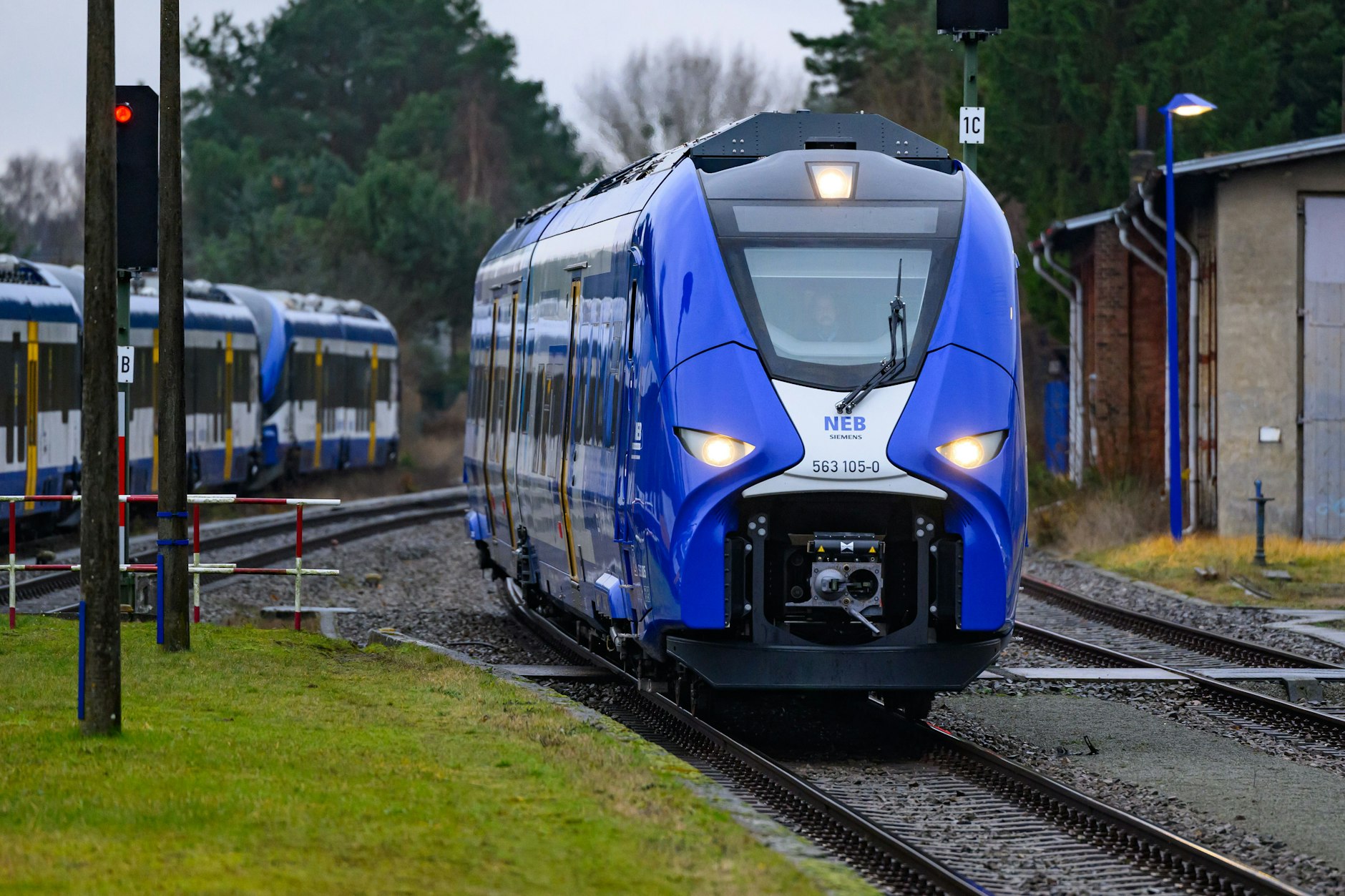 Ein Wasserstoffzug der Niederbarnimer Eisenbahn (NEB) ist auf der Heidekrautbahn in Basdorf angekommen. Im Dezember 2024 begann der Betrieb, inzwischen sind sieben Triebwagen des Typs Siemens Mireo Plus H im Einsatz.