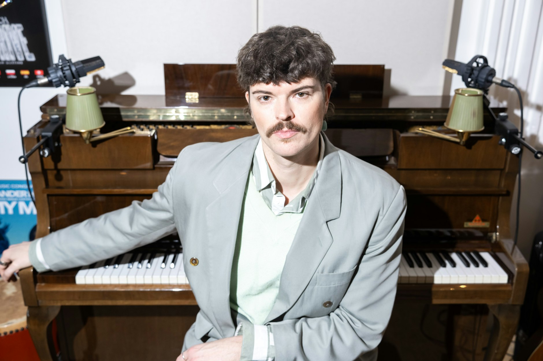 Andreas Vey am Schimmel-Klavier im Studio in Prenzlauer Berg