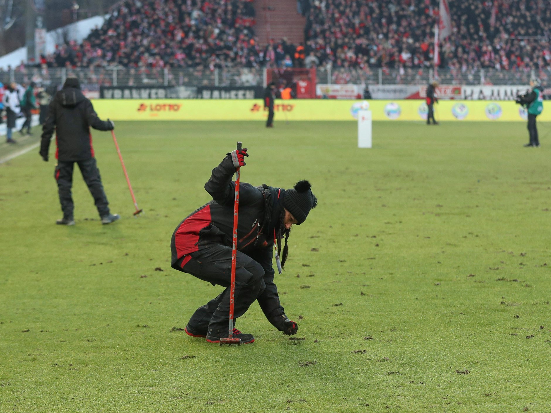 Die Greenkeeper des 1. FC Union müssen in den nächsten Wochen wegen vieler Löcher im Rasen richtig schwitzen.
