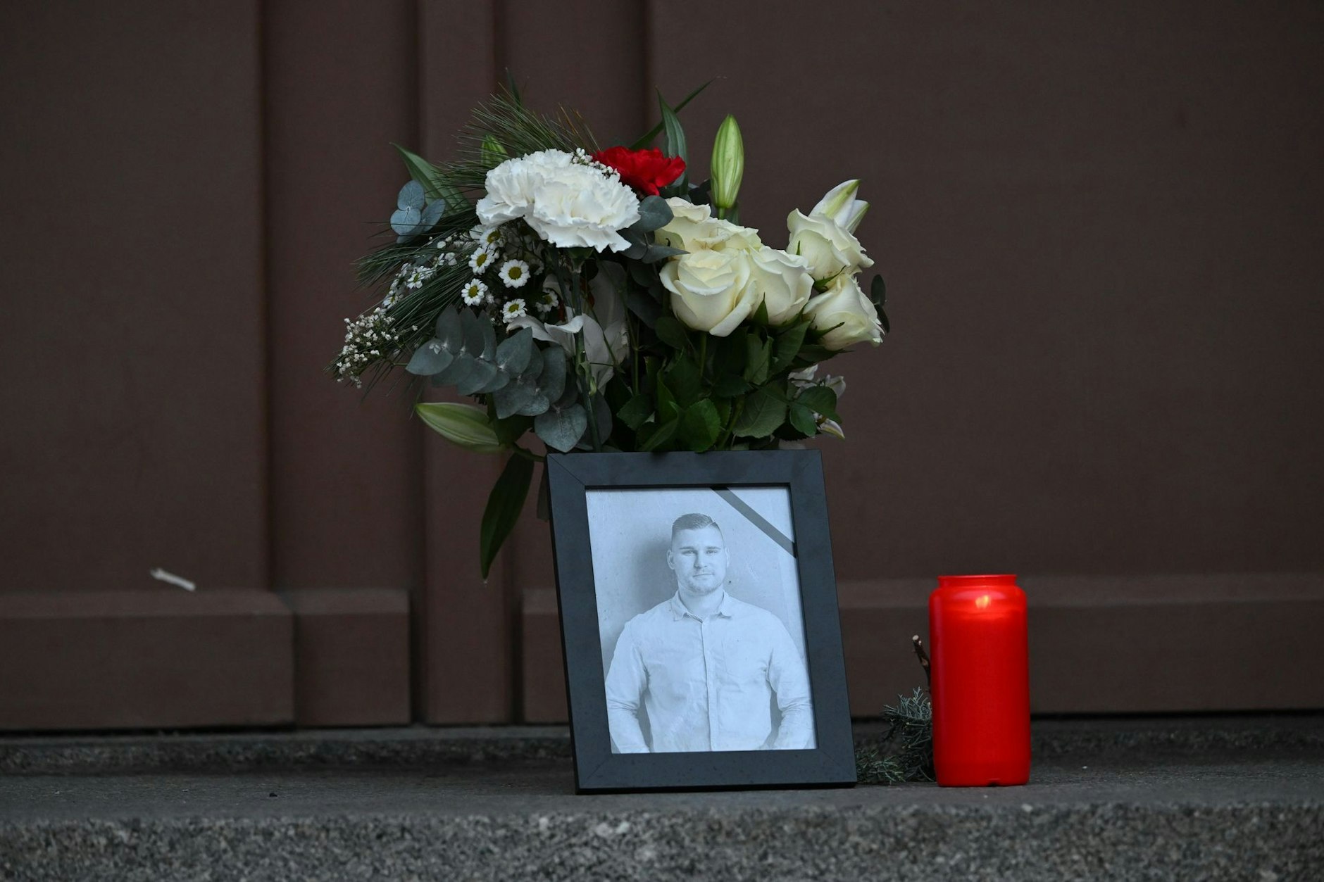 Ein Porträt und Blumen standen vor Beginn eines Trauermarsches der sächsischen Polizei für den im Dienst getöteten Polizisten Maximilian Stoppa vor dem Polizeipräsidium.