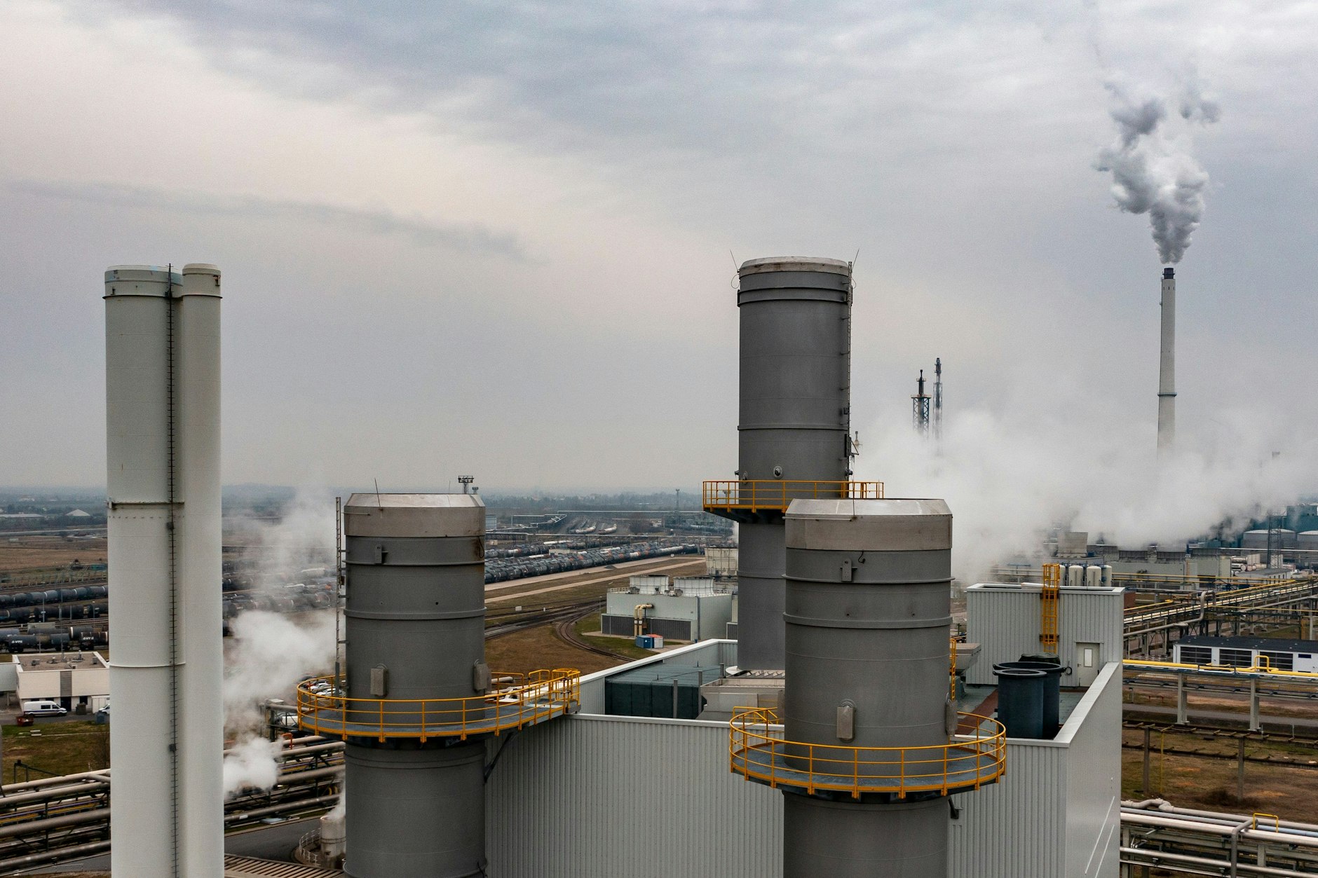 Der <a href="https://www.berliner-zeitung.de/wirtschaft-verantwortung/wir-brauchen-frieden-chemiepark-leuna-hofft-auf-russisches-gas-li.2303184">Chemiepark Leuna in Sachsen-Anhalt</a>: Laut dem Betreiber, der InfraLeuna GmbH, müssen Unternehmen wegen der hohen Energiepreise bereits jetzt ihre Produktion drosseln.