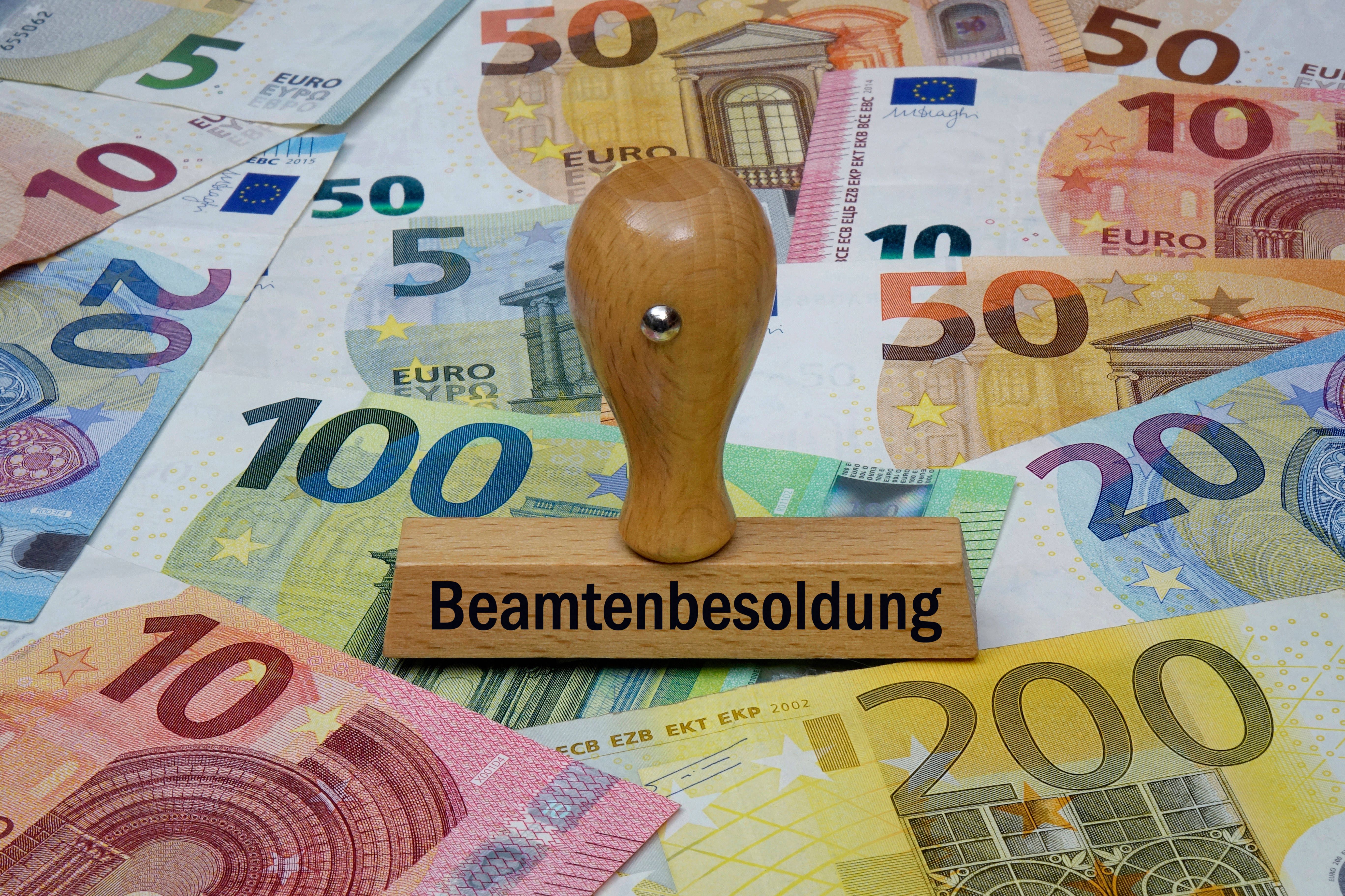 Mehr Geld für Beamte – trotz klammer Kassen