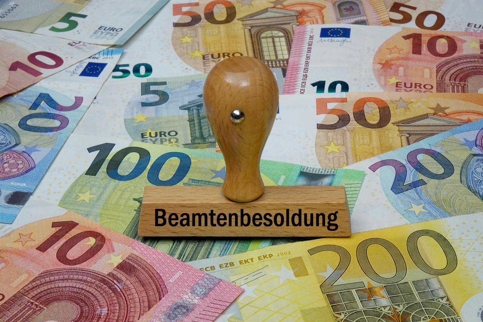 Beamte sollen nach dem Willen der Gerichte bald mehr Geld bekommen. Die aktuelle Beamtenbesoldung gilt als nicht verfassungskonform.