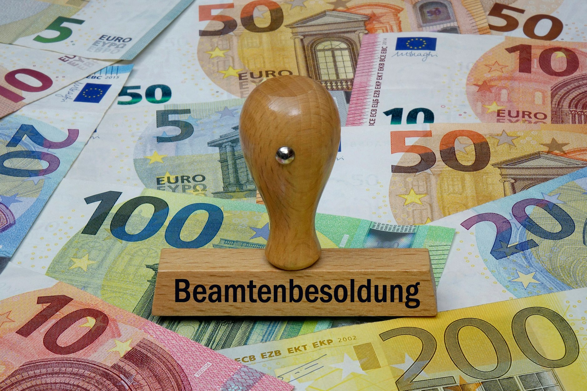 Mehr Geld für Beamte – trotz klammer Kassen