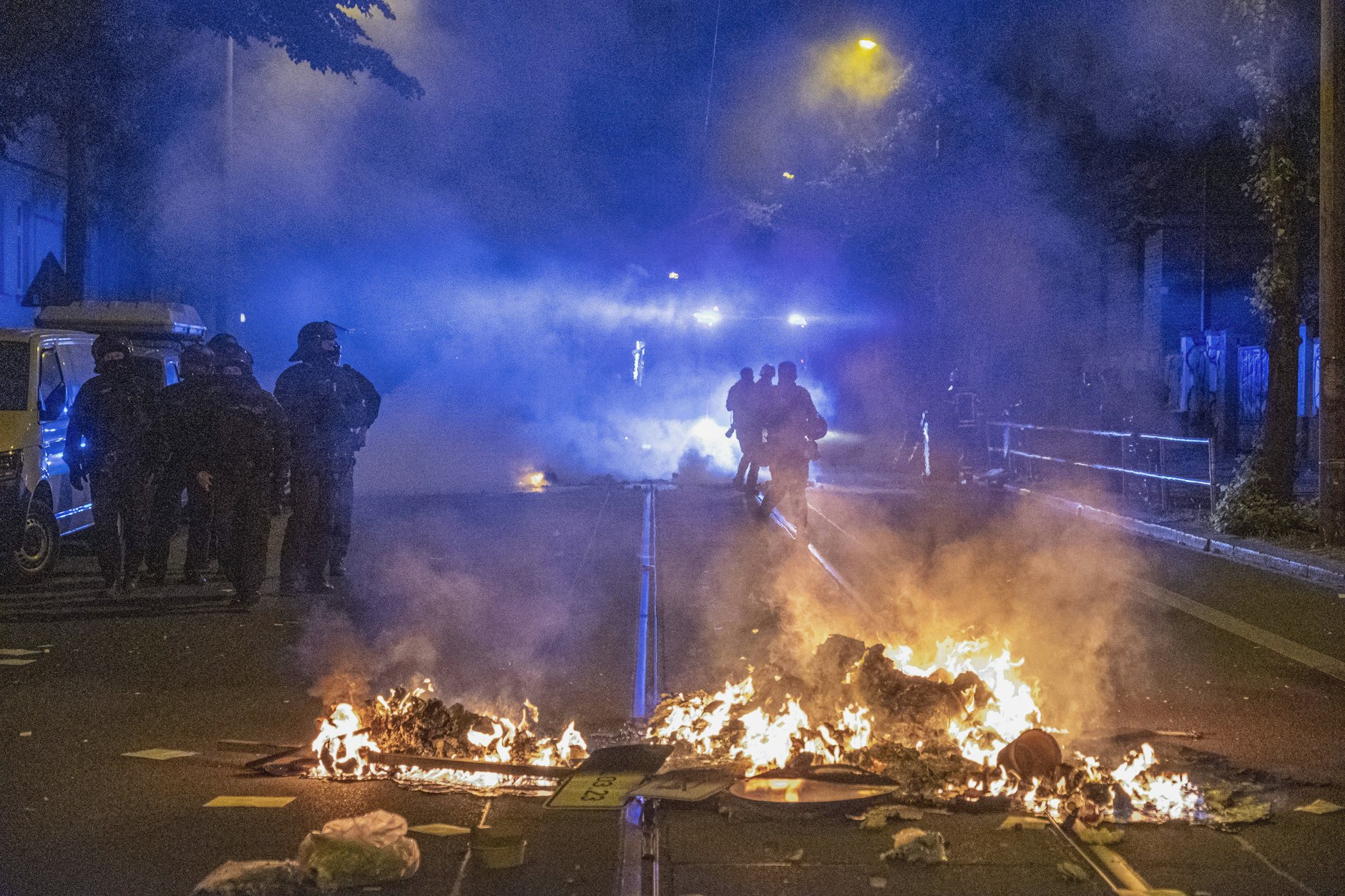 Am Vorabend des sogenannten Tag X 2023 zogen mehrere hundert Menschen aus der linksautonomen und linksextremen Szene durch den Leipziger Stadtteil Connewitz.