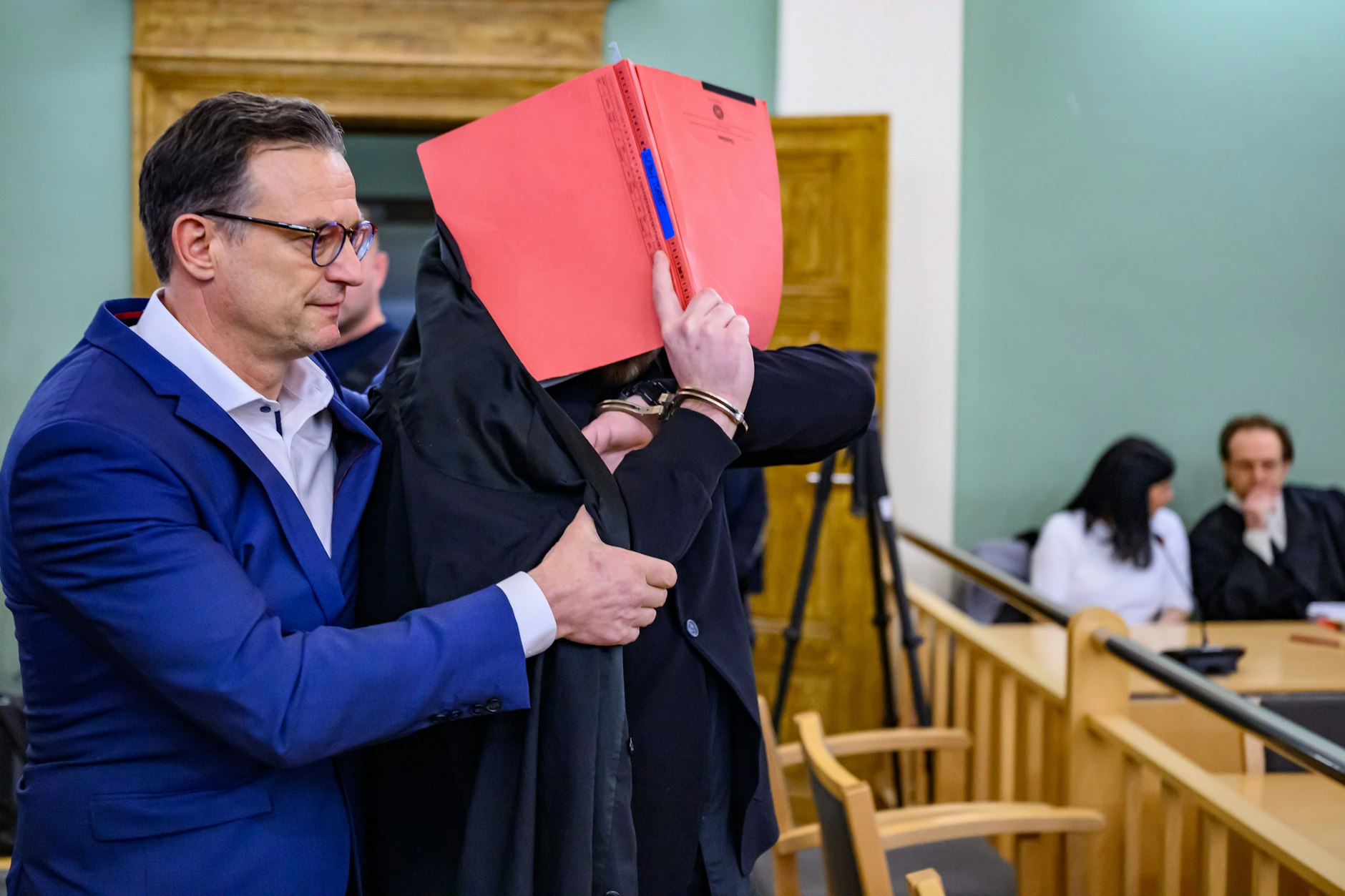 In Handschellen wurde Dawid K. an der Seite seines Anwalts Christoph Rühlmann in den Gerichtssaal geführt.