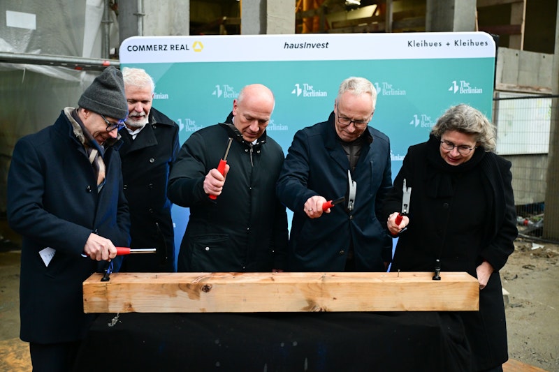Zu hoch für den Alexanderplatz? Richtfest des Berlinian sorgt für neuen Zündstoff