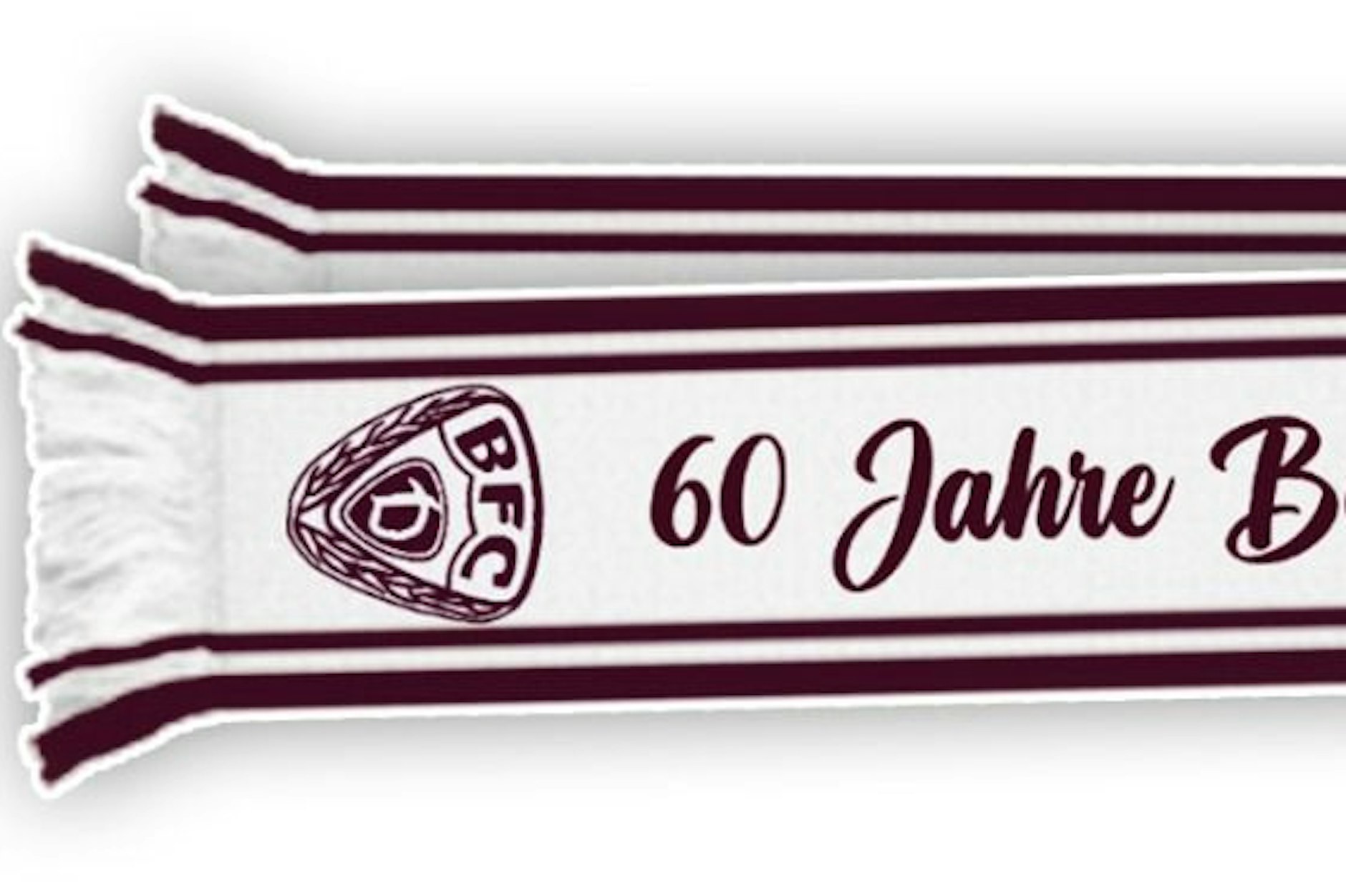 Das ist nur das eine Ende des Schals, nach rechts geht er weiter.&nbsp; Komplett steht drauf: „60 Jahre Berliner Fussballclub Dynamo“.