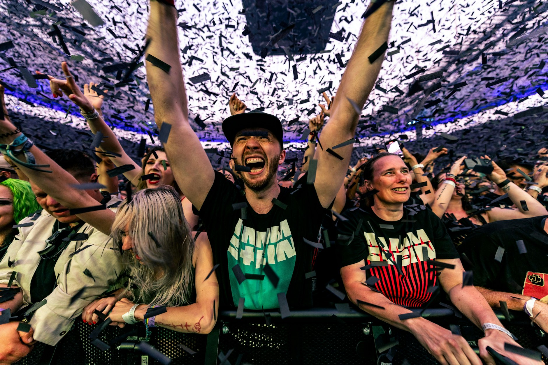 Fans jubeln bei einem Konzert von Rammstein in Frankfurt. Sind die Stars der Berliner Band bald wieder live zu sehen?