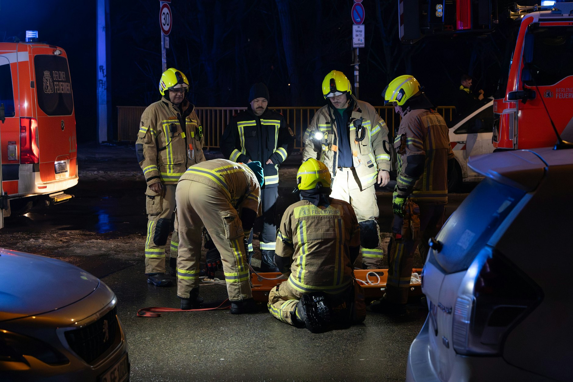 Feuerwehrleute retteten kurz vor 22 Uhr eine Person aus dem Teltowkanal in Berlin-Neukölln. 