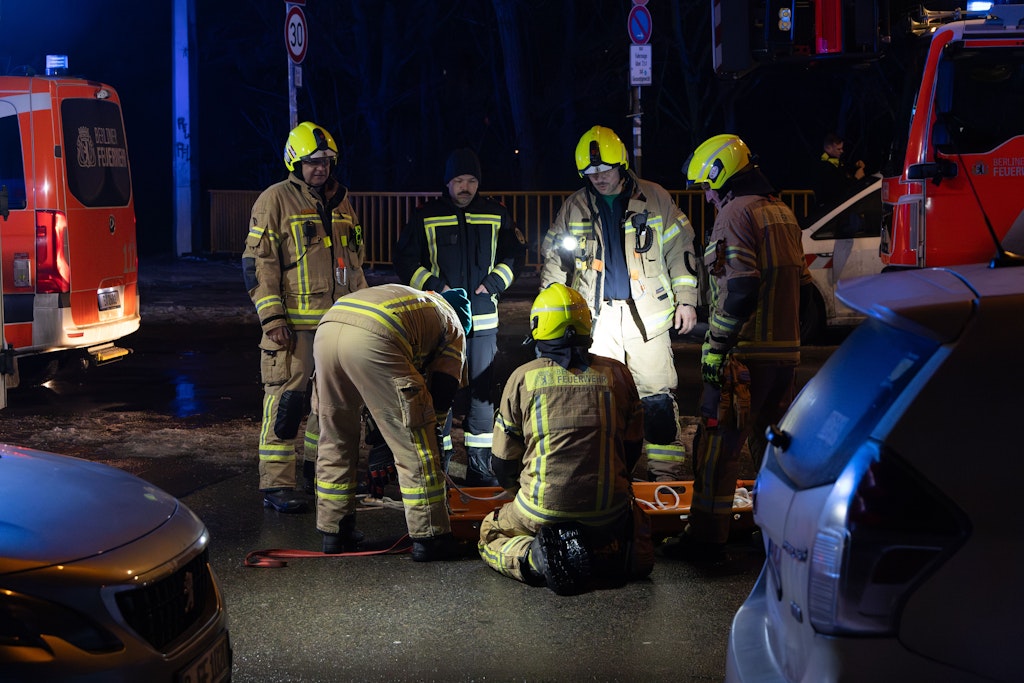 Berliner-Feuerwehr-rettet-Mensch-aus-dem-eiskalten-Wasser