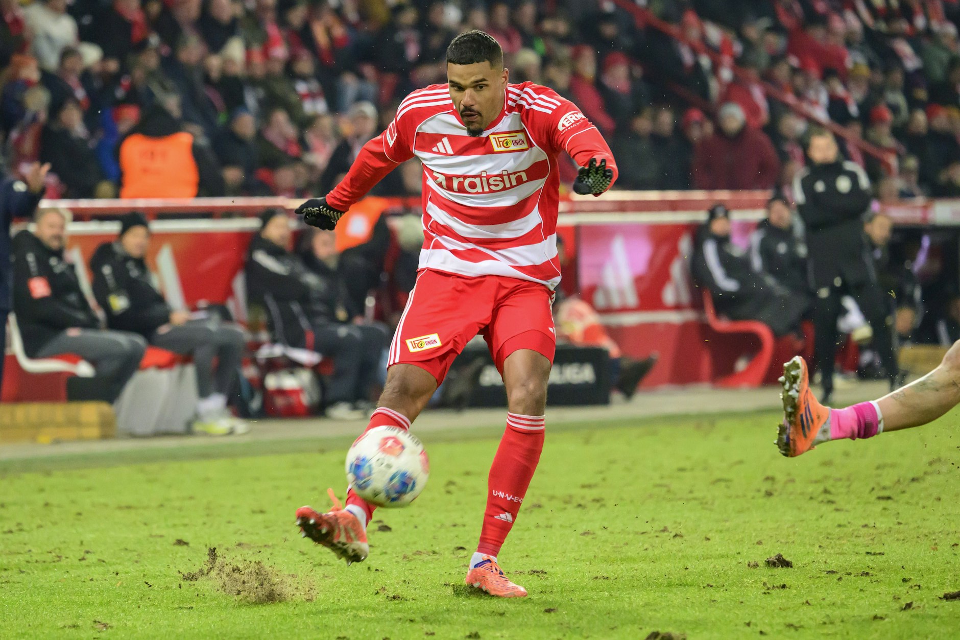 Unions Danilho Doekhi schießt und die Rasenfetzen fliegen durch die Luft. So war es schon beim 2:2-Heimspiel gegen Mainz.
