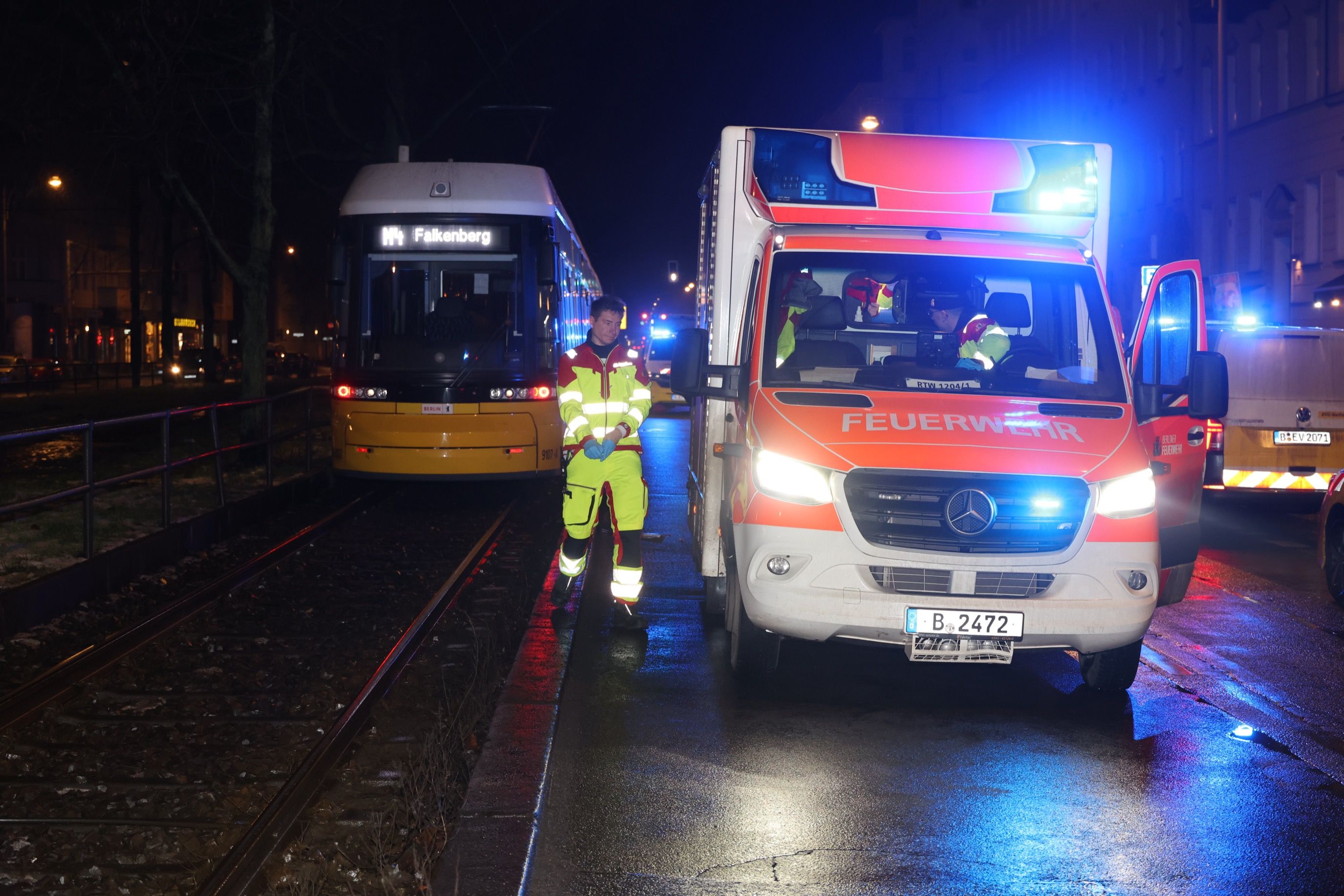 Straßenbahn der Linie M4 rammt Fußgänger