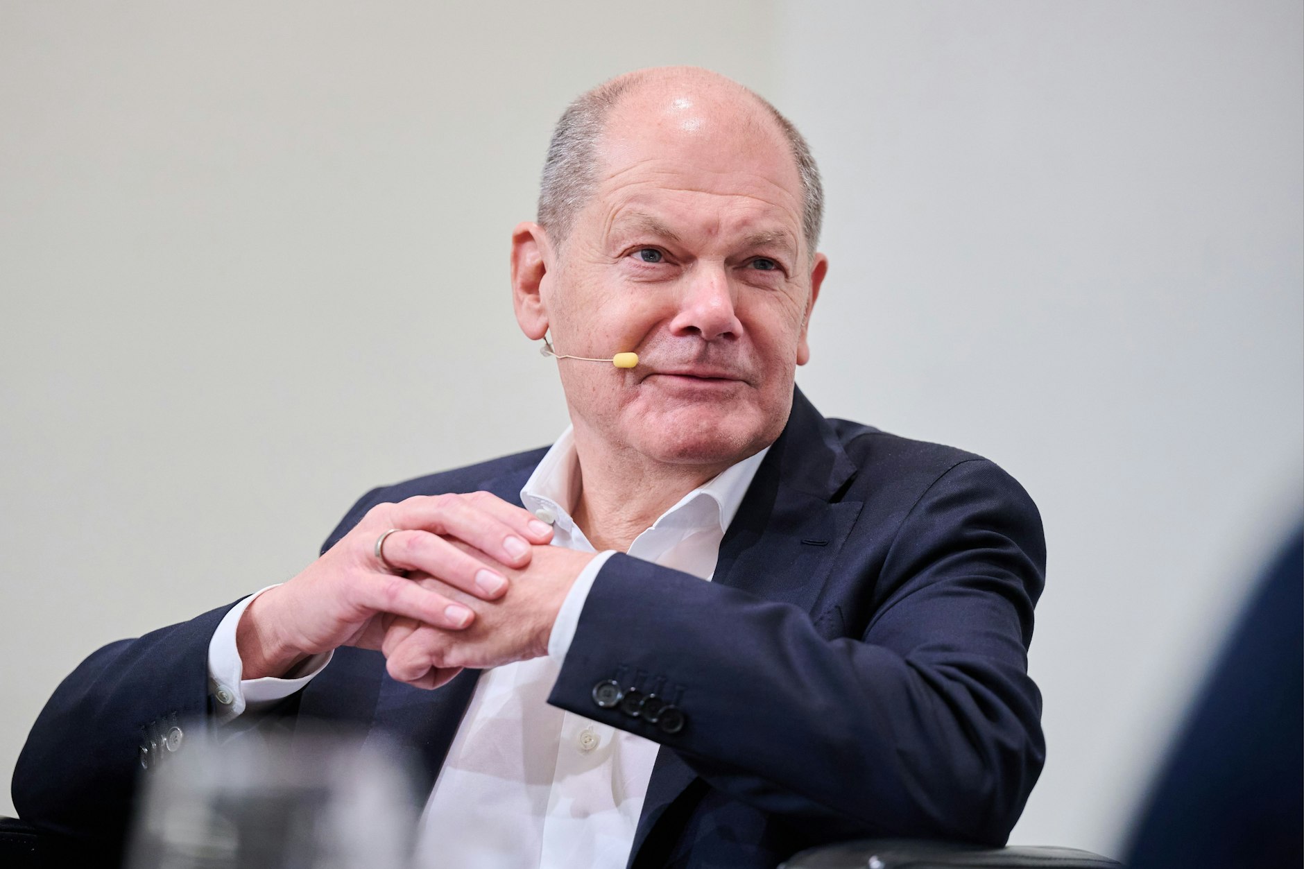 Er ist wieder da: Olaf Scholz hat sich seit dem Regierungswechsel zurückgezogen, tauchte jetzt aber als Gast bei einer Buchpräsentation auf.