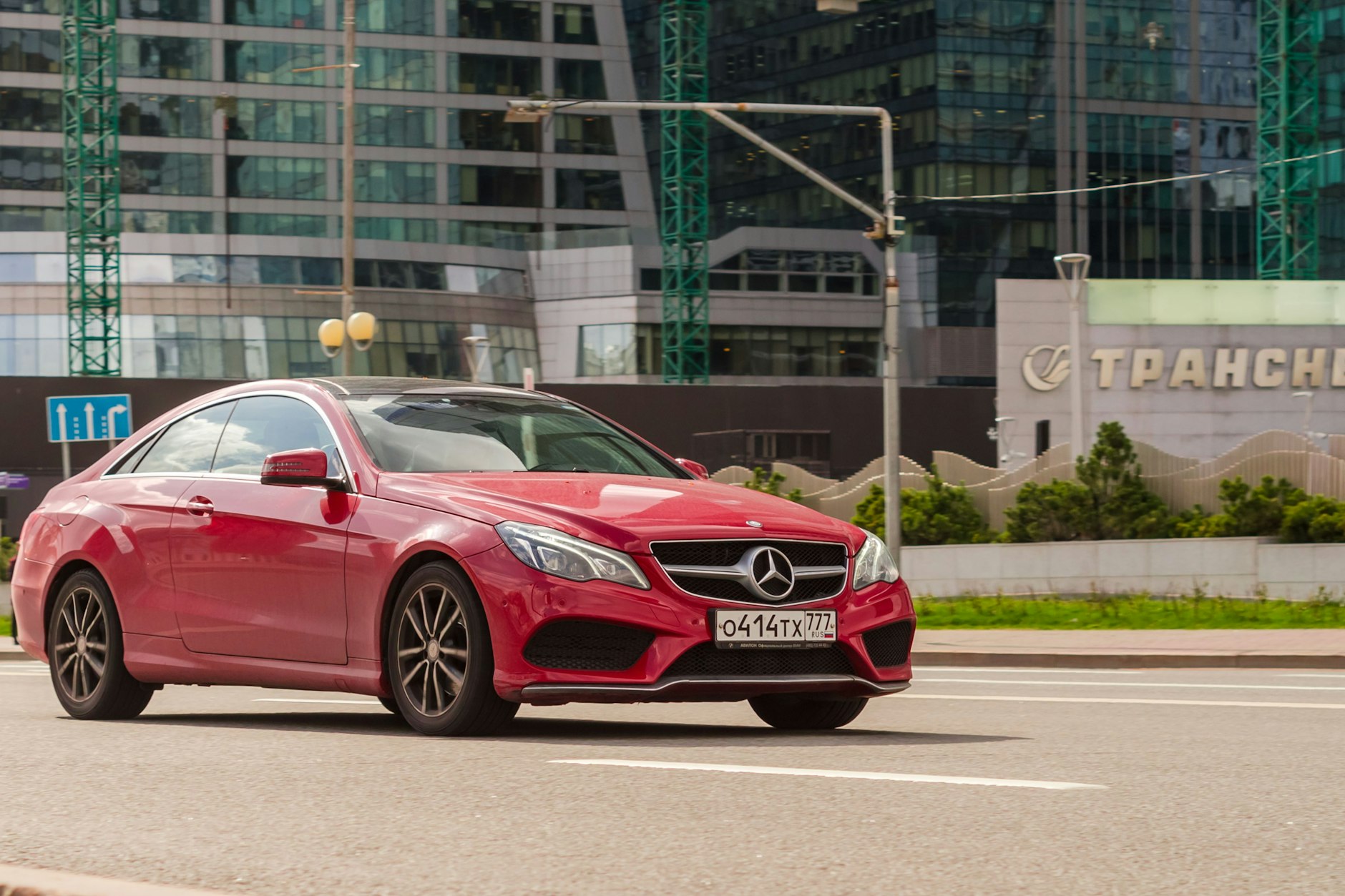 Eine Mercedes E-Klasse auf einer Straße in Moskau