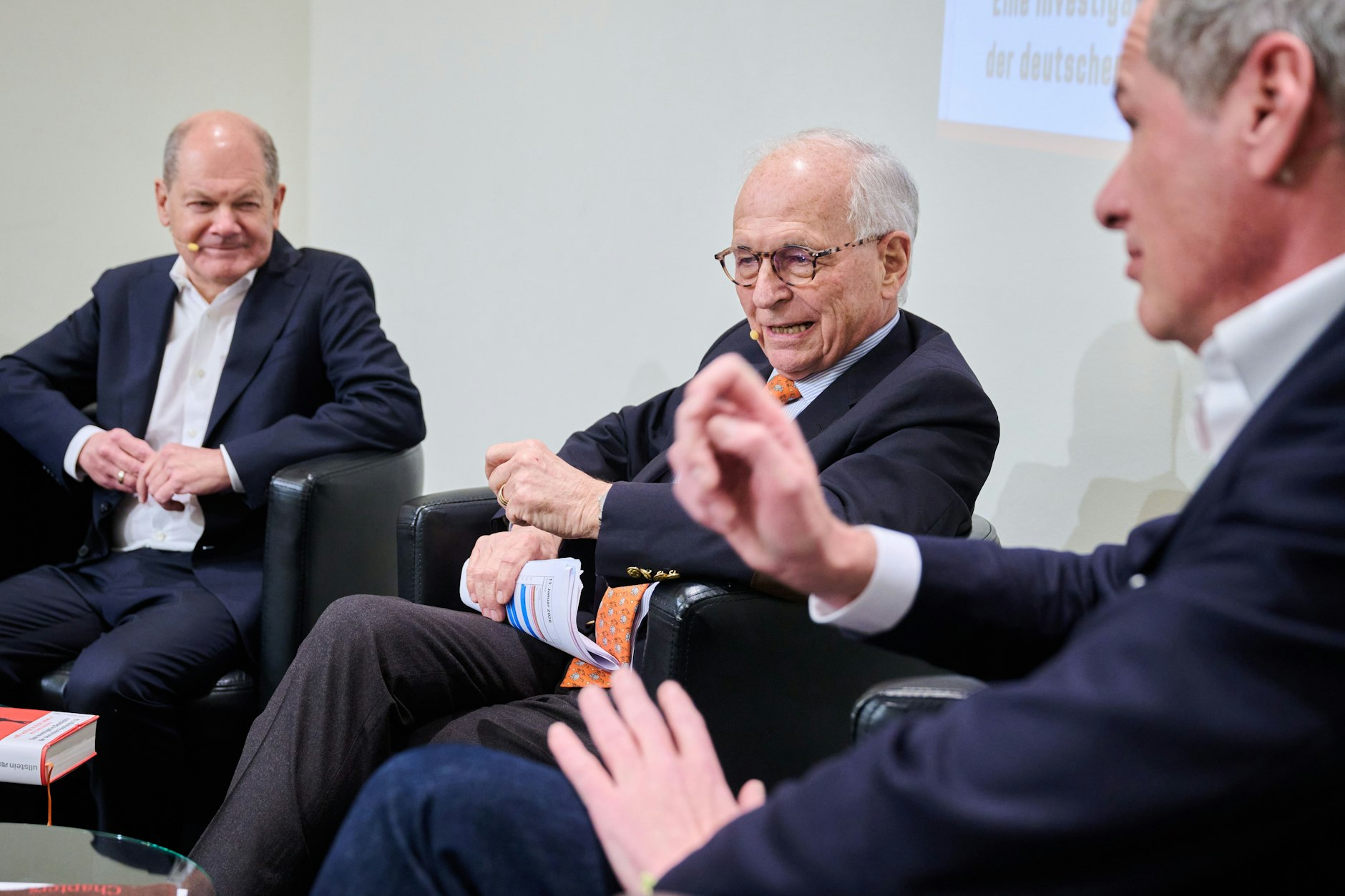 Der ehemalige Bundeskanzler Olaf Scholz, der frühere Botschafter und Moderator Wolfgang Ischinger und der Journalist Georg Mascolo (v.l.n.r.)