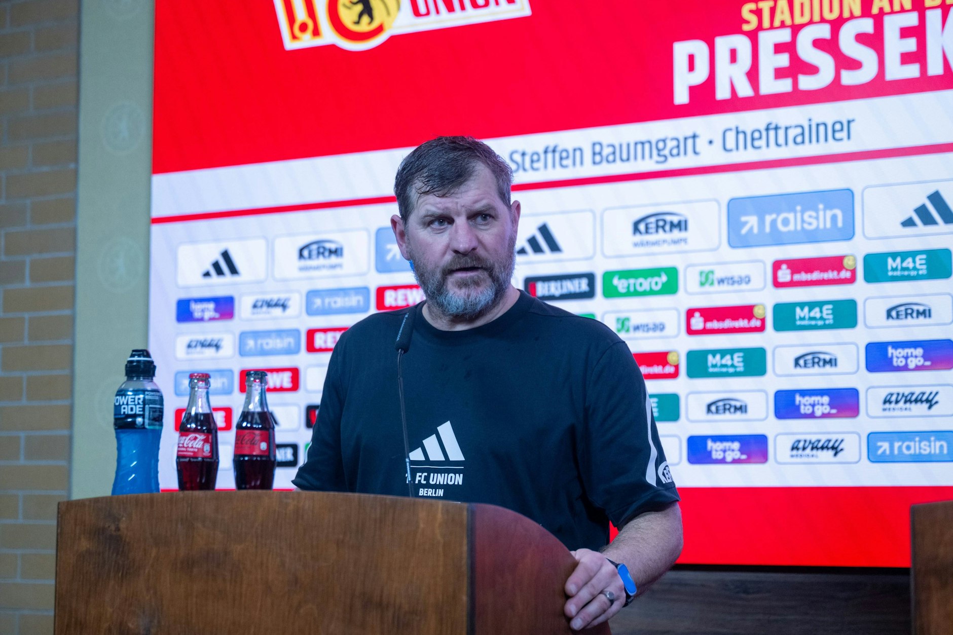 Trainer Steffen Baumgart kam Mittwoch zu spät zur Pressekonferenz. Er hatte sich mit der Zeit geirrt.