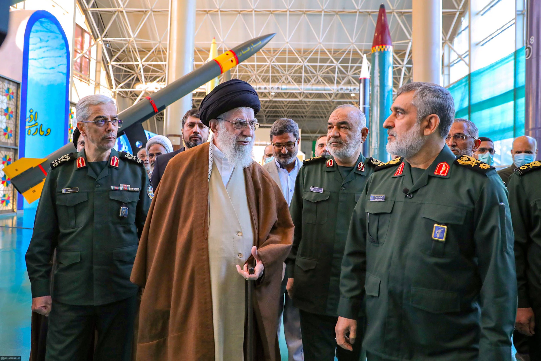 Ali Khamenei mit der Führungsriege der islamischen Revolutionsgarden bei einer Militärschau in Teheran. Angesichts von Trumps Ultimatum und drohenden Hinrichtungsverfahren rückt ein direkter militärischer Konflikt zwischen Iran und den USA näher.