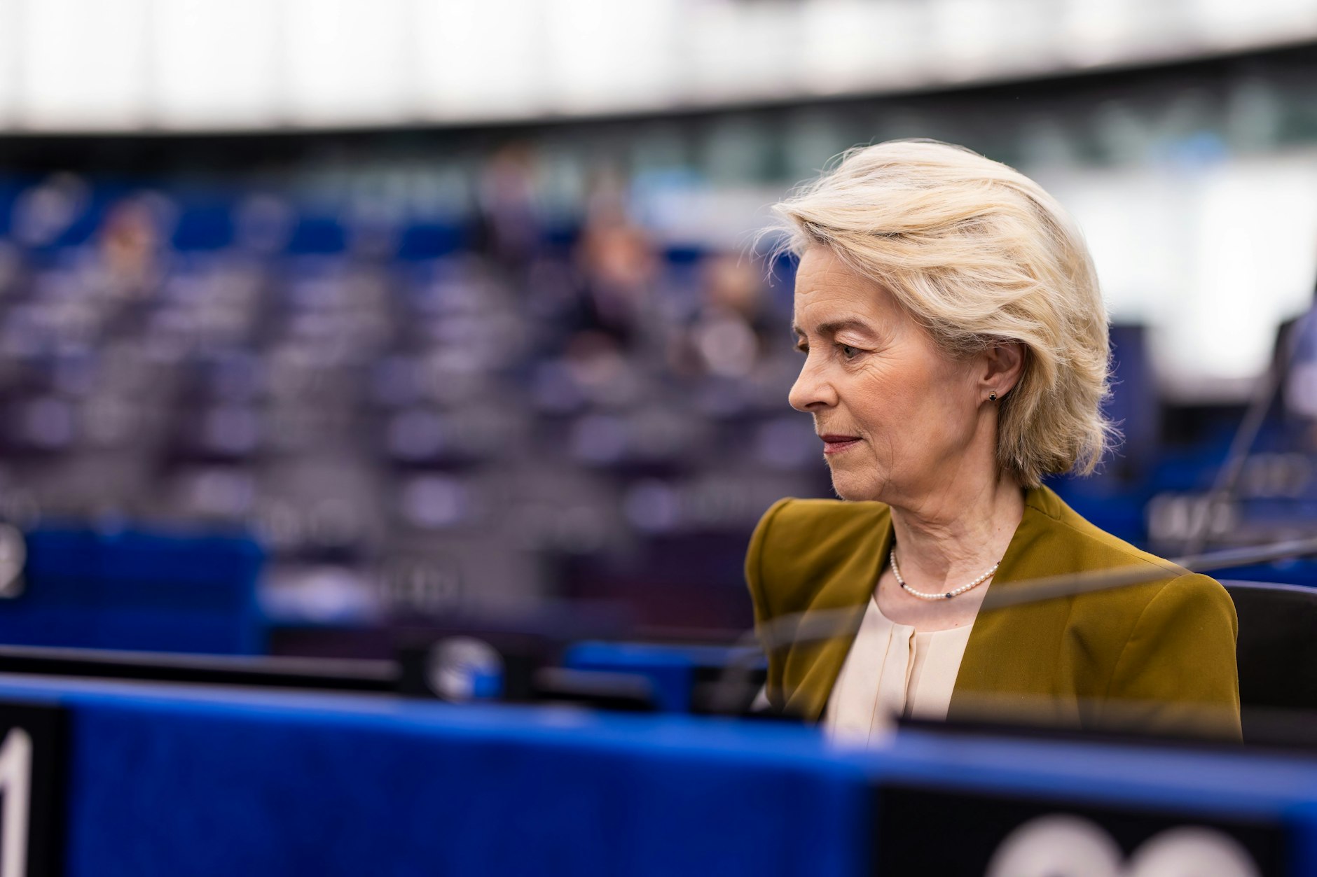 Ursula von der Leyen (CDU), Präsidentin der Europäischen Kommission, muss sich einem neuen Misstrauensvotum stellen.