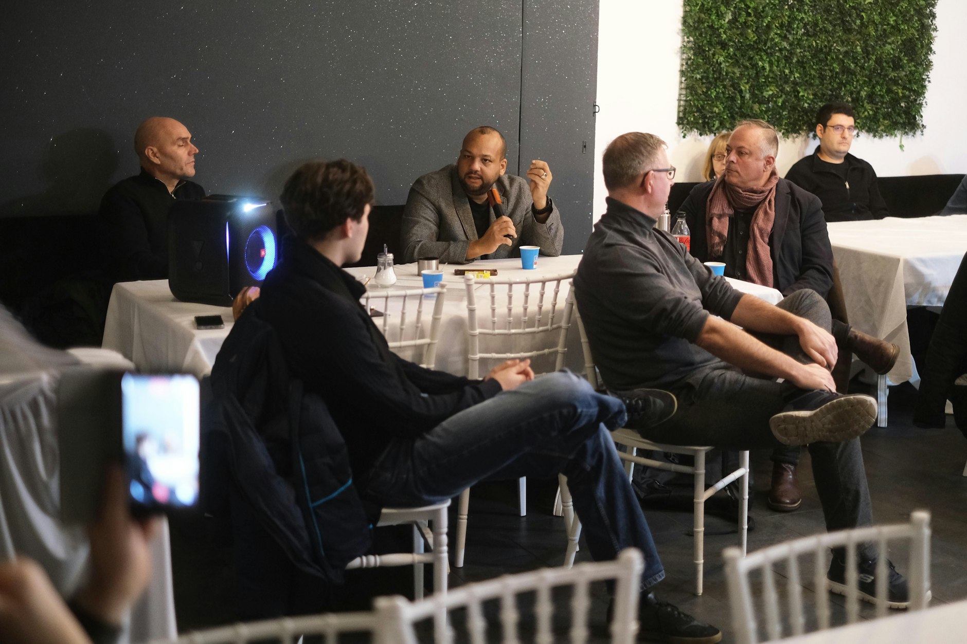 „Wie Krieg wirklich ist“: Darüber wurde am Dienstagabend in Schöneberg diskutiert.