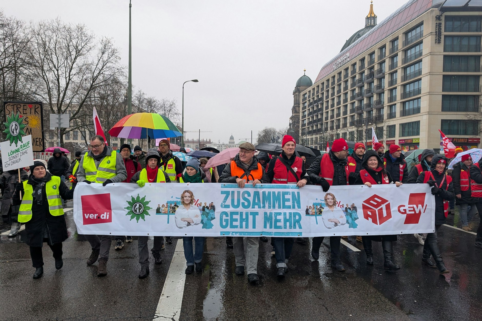 Unter dem Motto „Zusammen geht mehr“ marschierten die Demonstranten am Mittwoch zum Roten Rathaus.