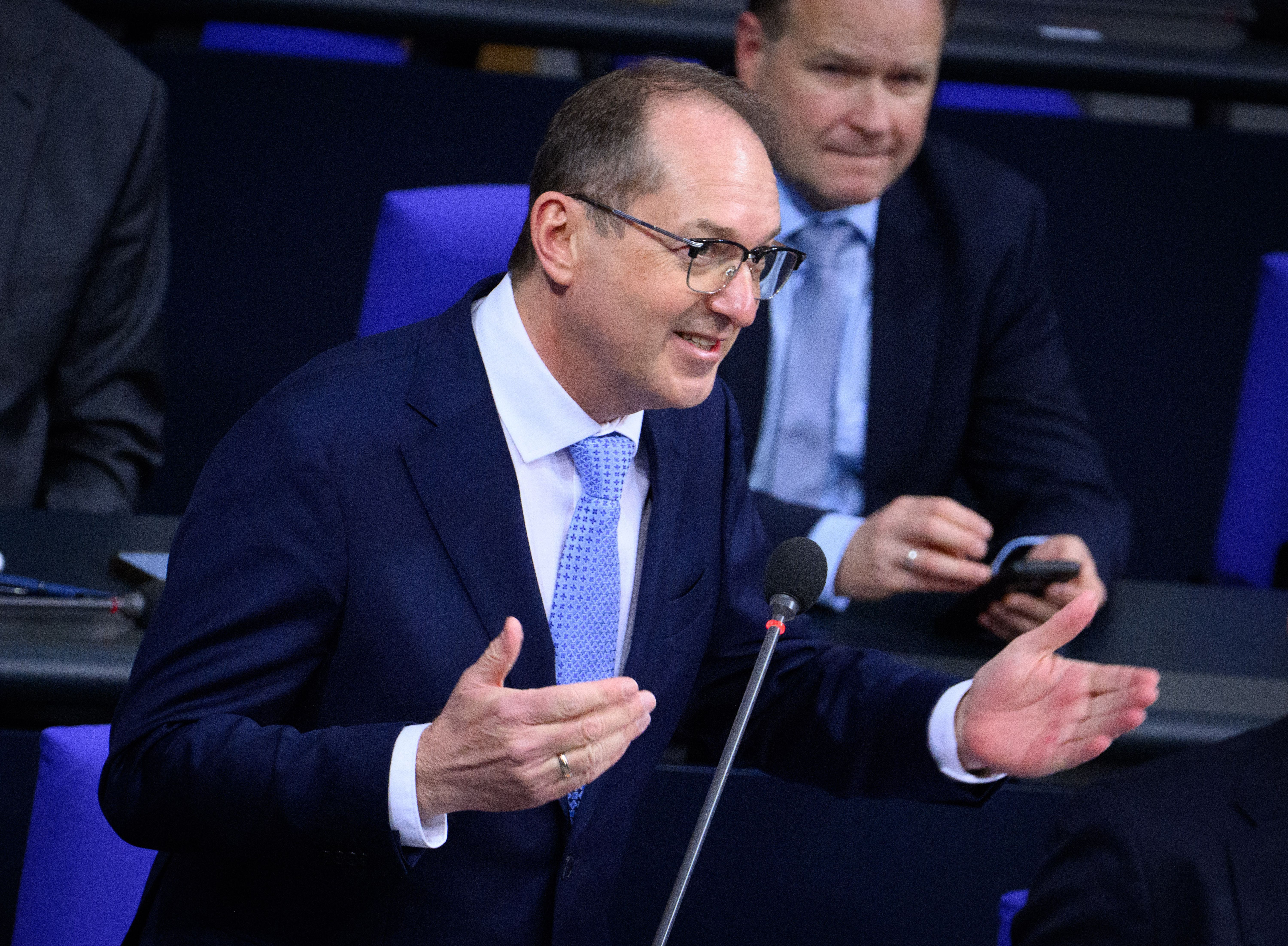 Mehr Geld für Beamte: Innenminister nennt erste Details