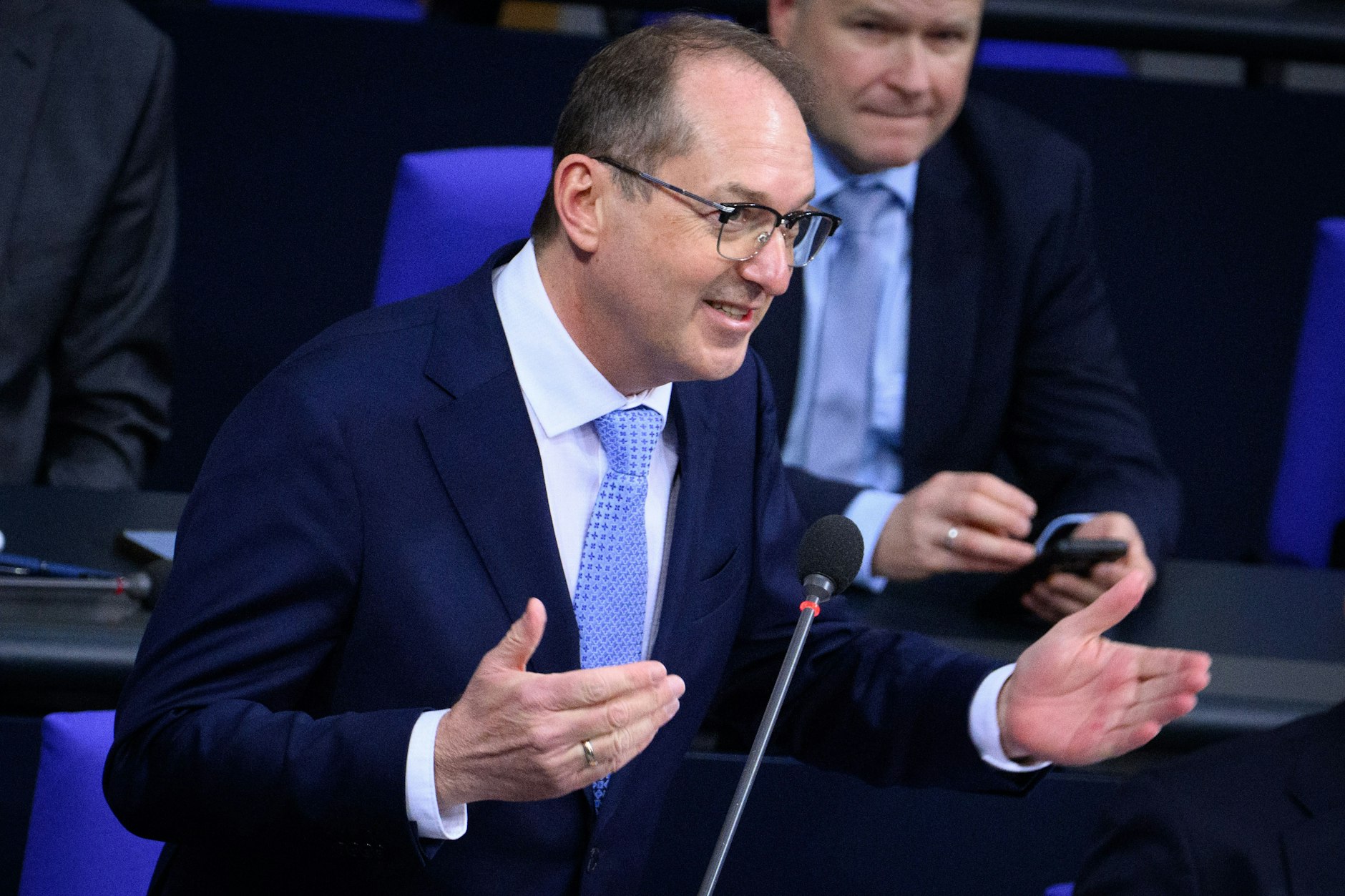 Alexander Dobrindt (CSU) unterstützt die Forderungen der Beamten nach einer höheren Besoldung.