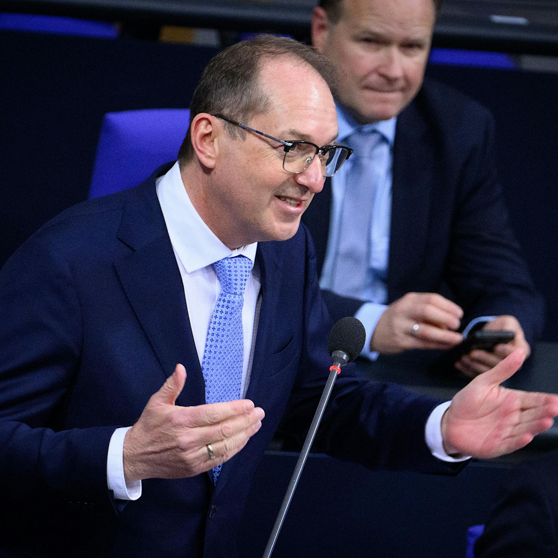 Mehr Geld für Beamte: Innenminister nennt erste Details