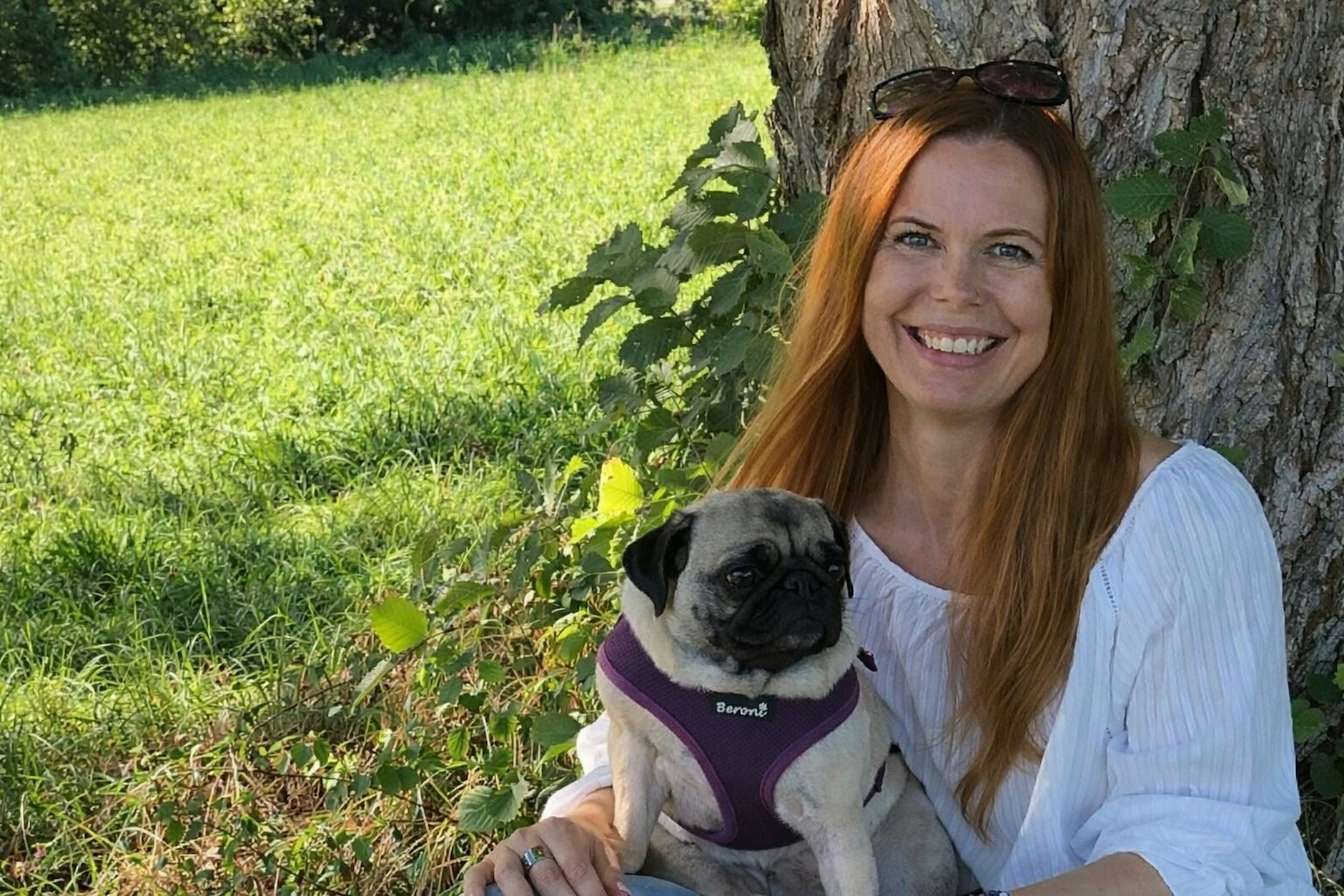 Schriftstellerin Emma Kane schreibt Romane im Namen der Mops-Dame Lotti Schlotterbeck. die Hündin soll nun Rundfunkgebühr zahlen.