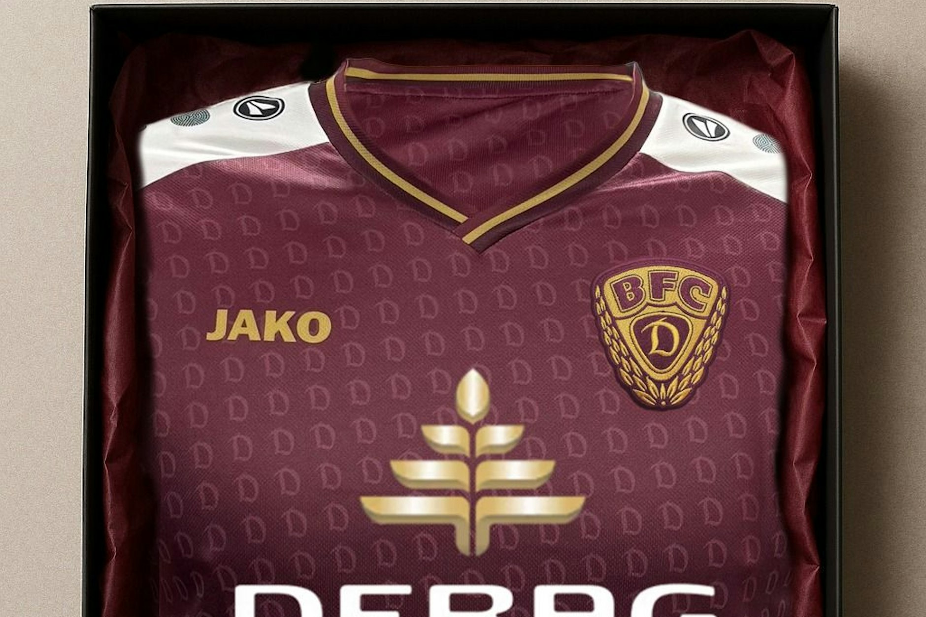 Das hochwertig verpackte Sondertrikot ist nur ein Teil des Jubiläums-Sets zum 60. Geburtstag des BFC Dynamo.