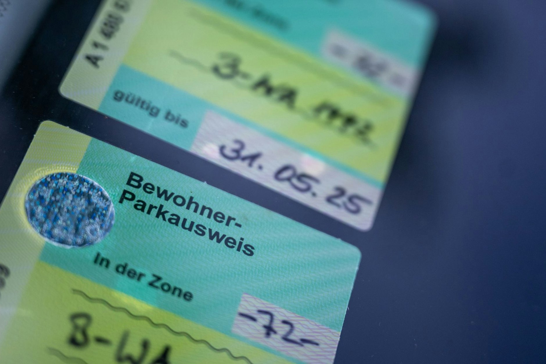 Ein Bewohner-Parkausweis ist in Berlin noch für verhältnismäßig wenig Geld zu bekommen. 