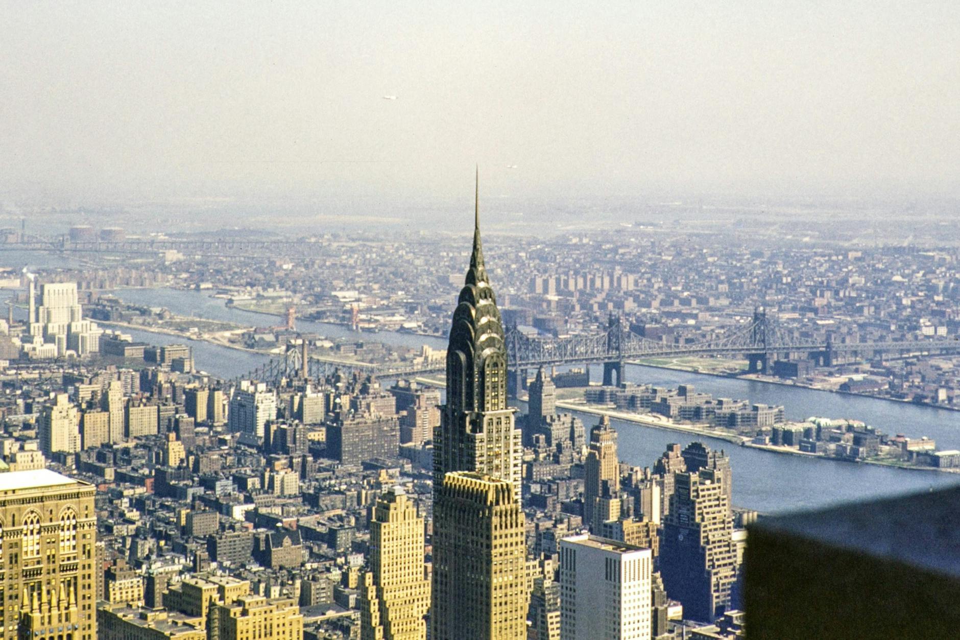 Blick auf das Chrysler Building und den East River in New York