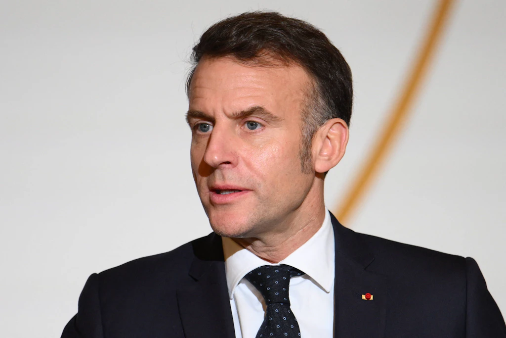 Macron sends soldiers to Greenland and calls emergency meeting