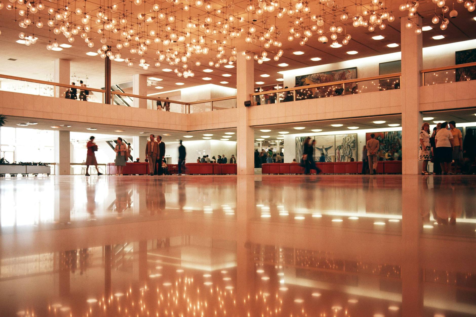 Lampen spiegeln sich im Fußboden des Foyers im Palast der Republik. Erichs Lampenladen war ein Anziehungspunkt für Besucher.