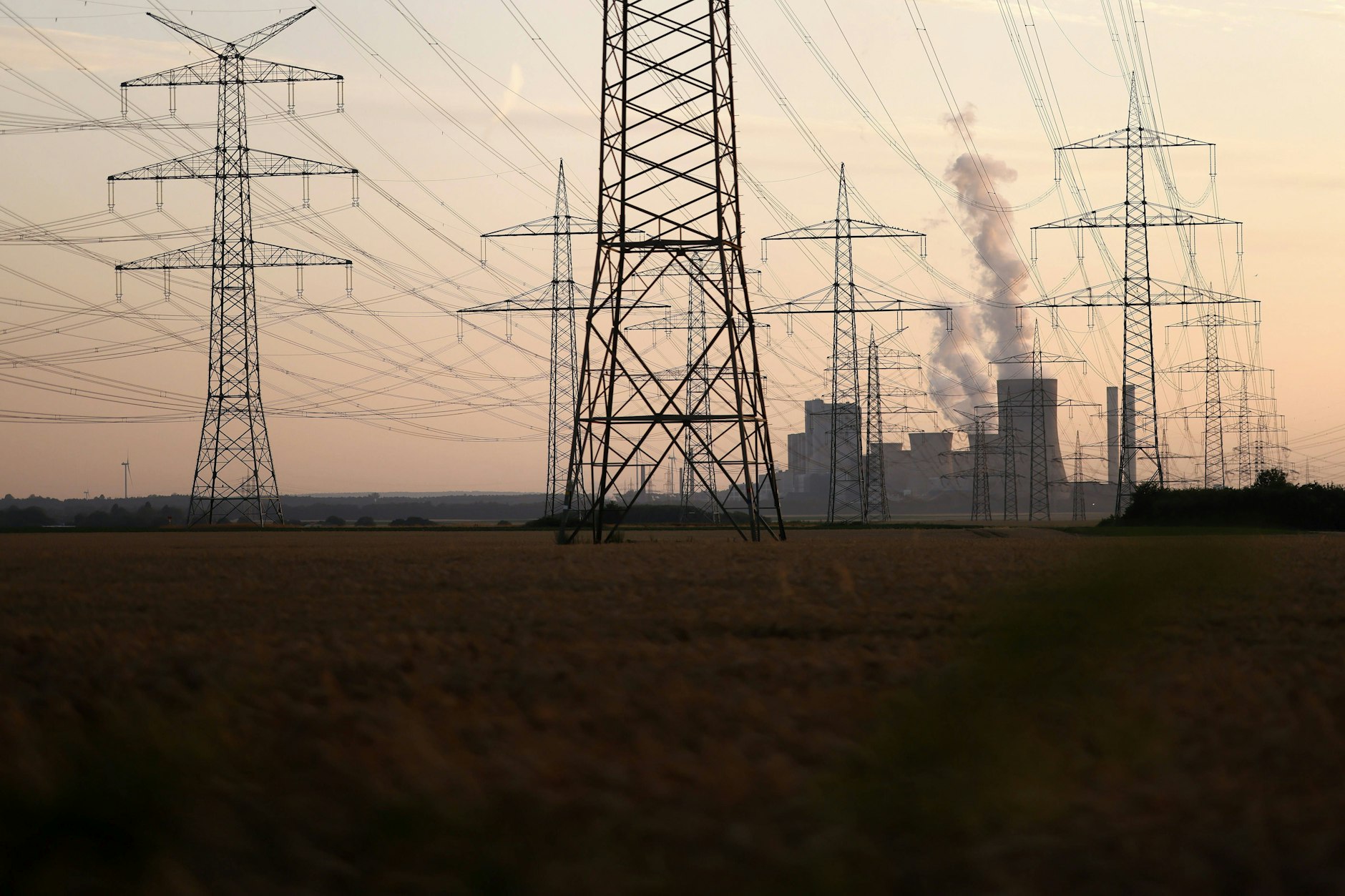 Für Unternehmen gibt es eine Senkung der Stromsteuer und einen Industriestrompreis, für Haushalte Verweise auf den Markt, Tarifwechsel und statistische Effekte.
