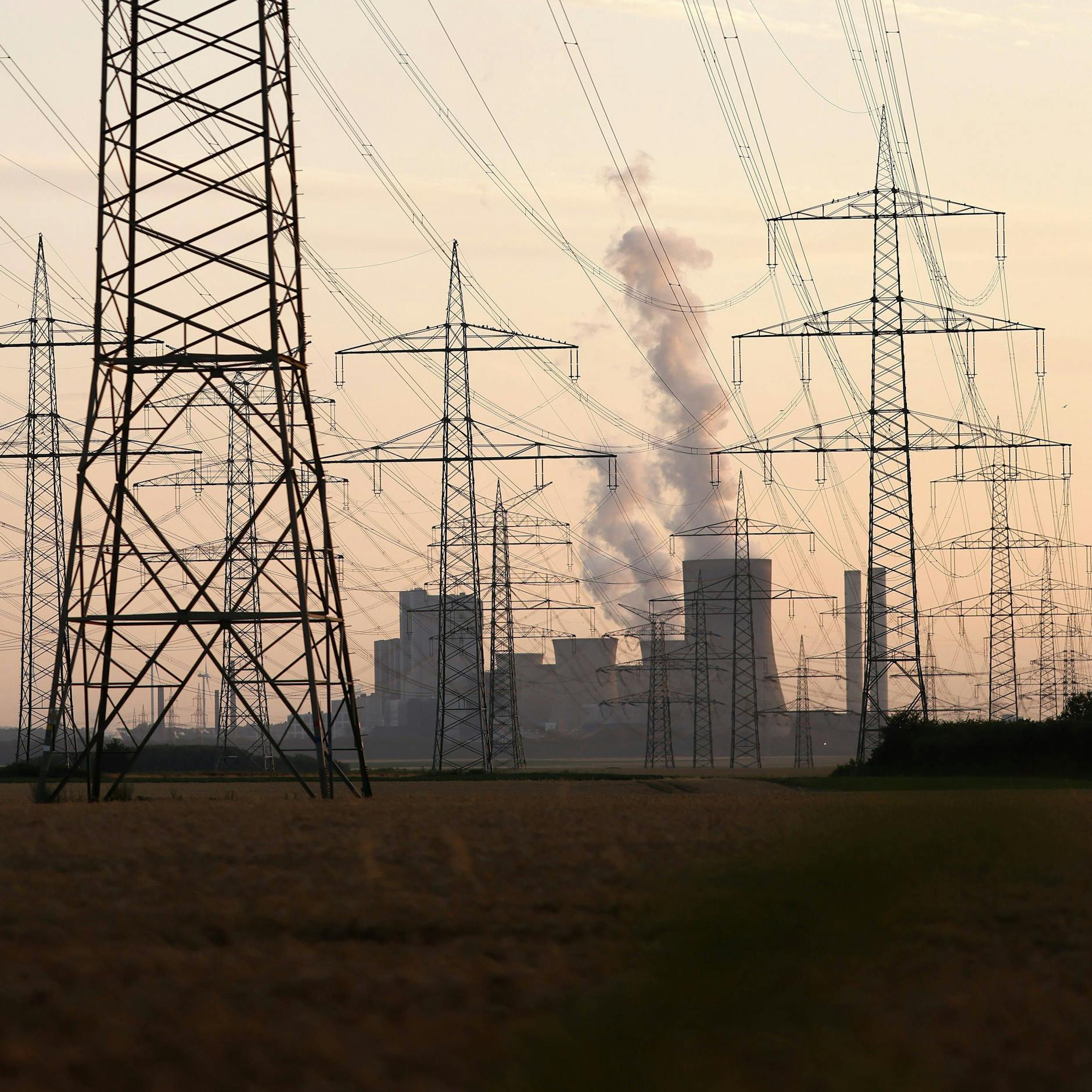 Image - Merz lässt Haushalte bluten: Rekord-Strompreise in der EU, Steuergeschenke für die Industrie