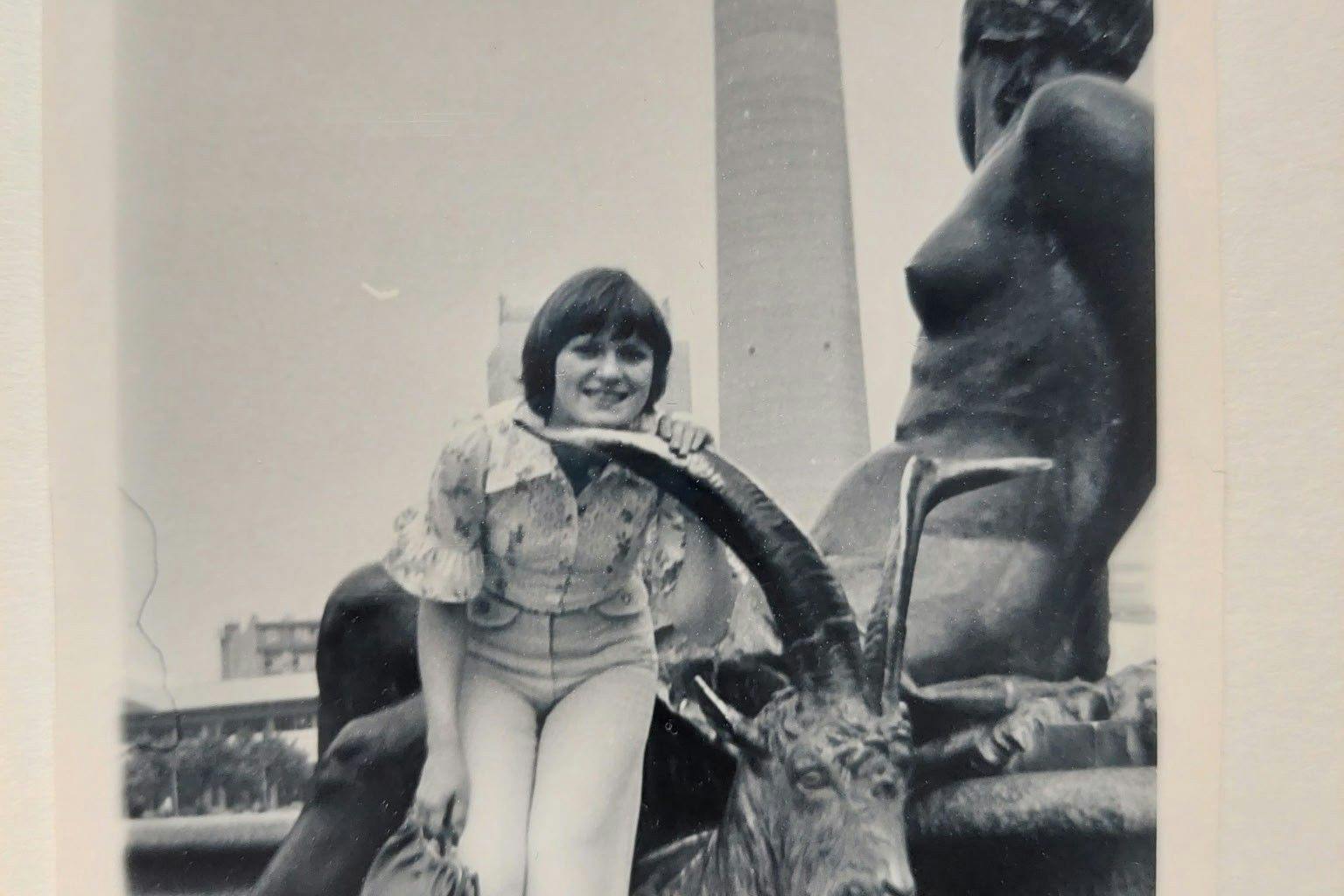 Unbeschwerte Tage unter dem Fernsehturm. Regina Gläser am Neptunbrunnen.