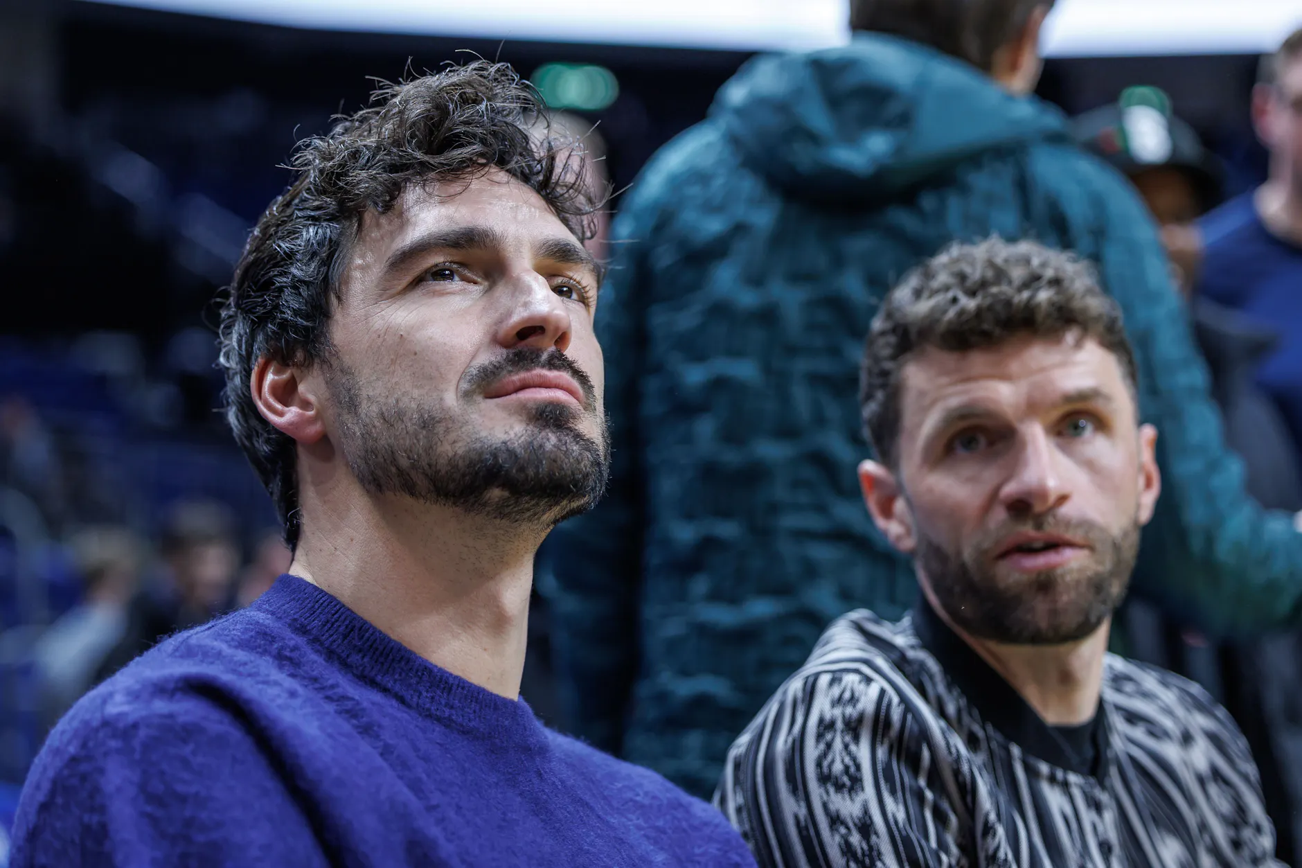 Mats Hummels (l.) und Thomas Müller waren nur zwei der zahlreichen Promis, die sich das NBA-Spiel der Orlando Magic gegen die Memphis Grizzlies in Berlin ansahen.