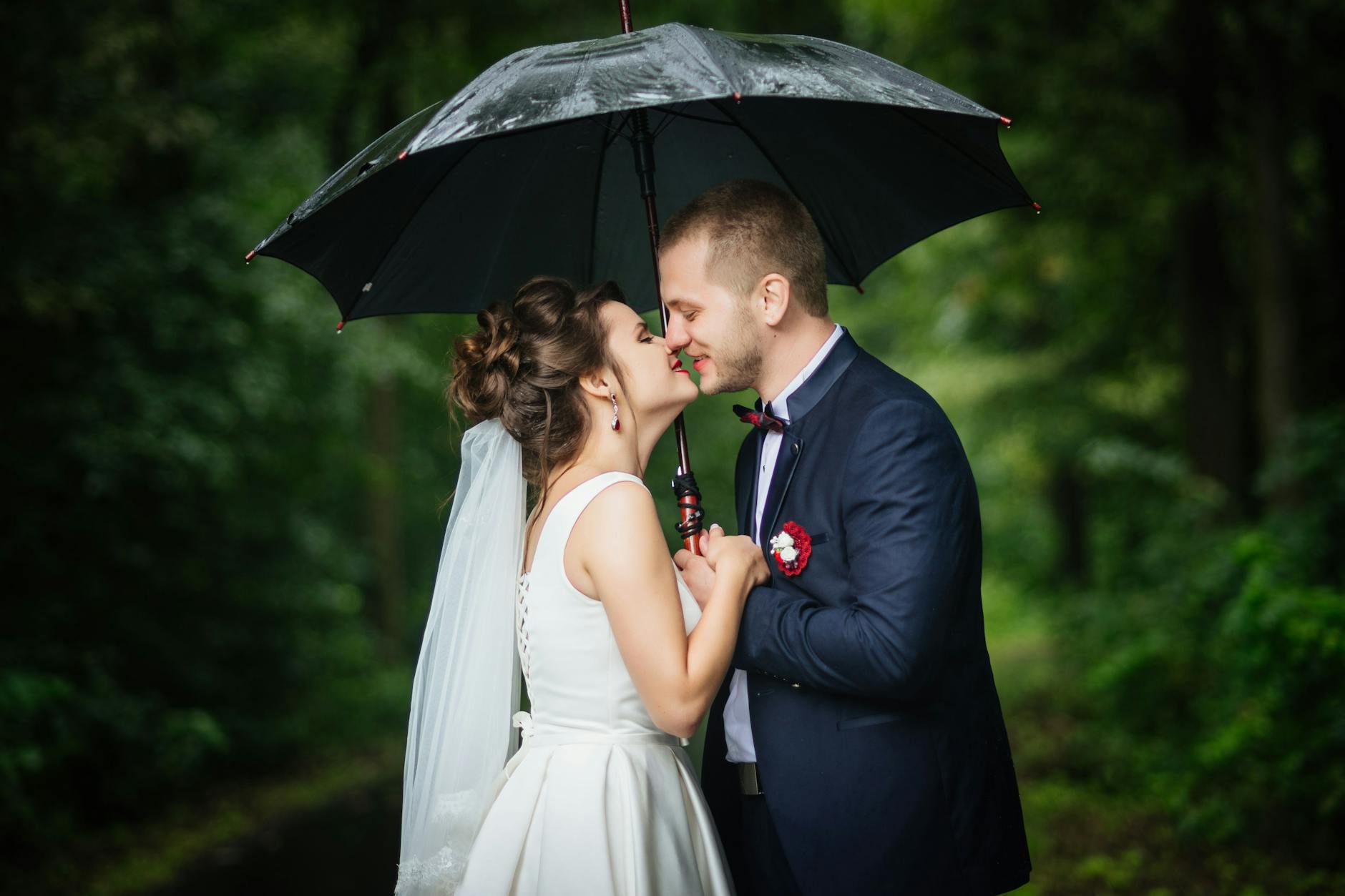 Bloß kein Regen? In der Hochzeitsnacht kann der Niederschlag Ihnen sogar Glück bringen.