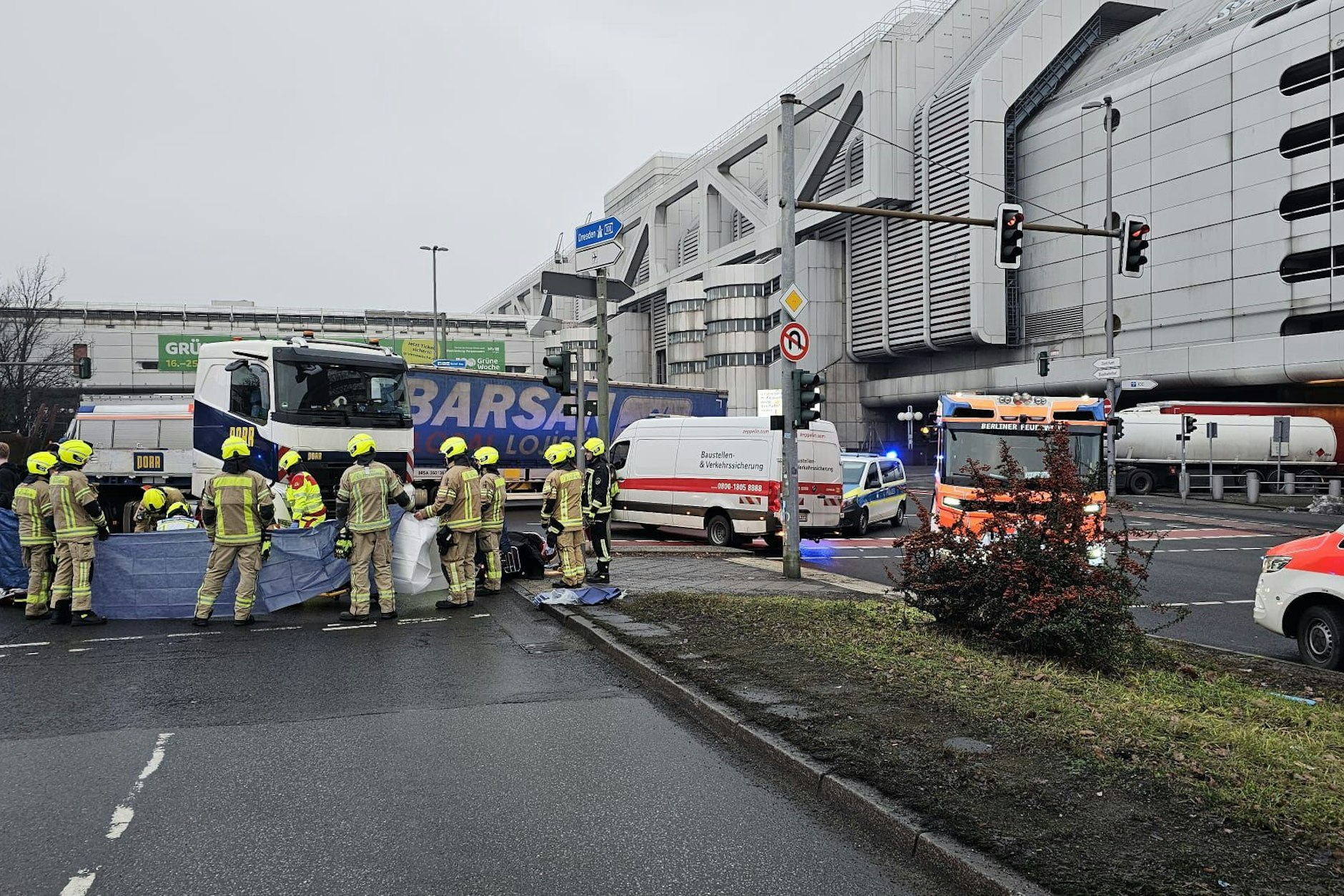 Schwerer Verkehrsunfall an de Halenseestraße Ecke, Messedamm. 