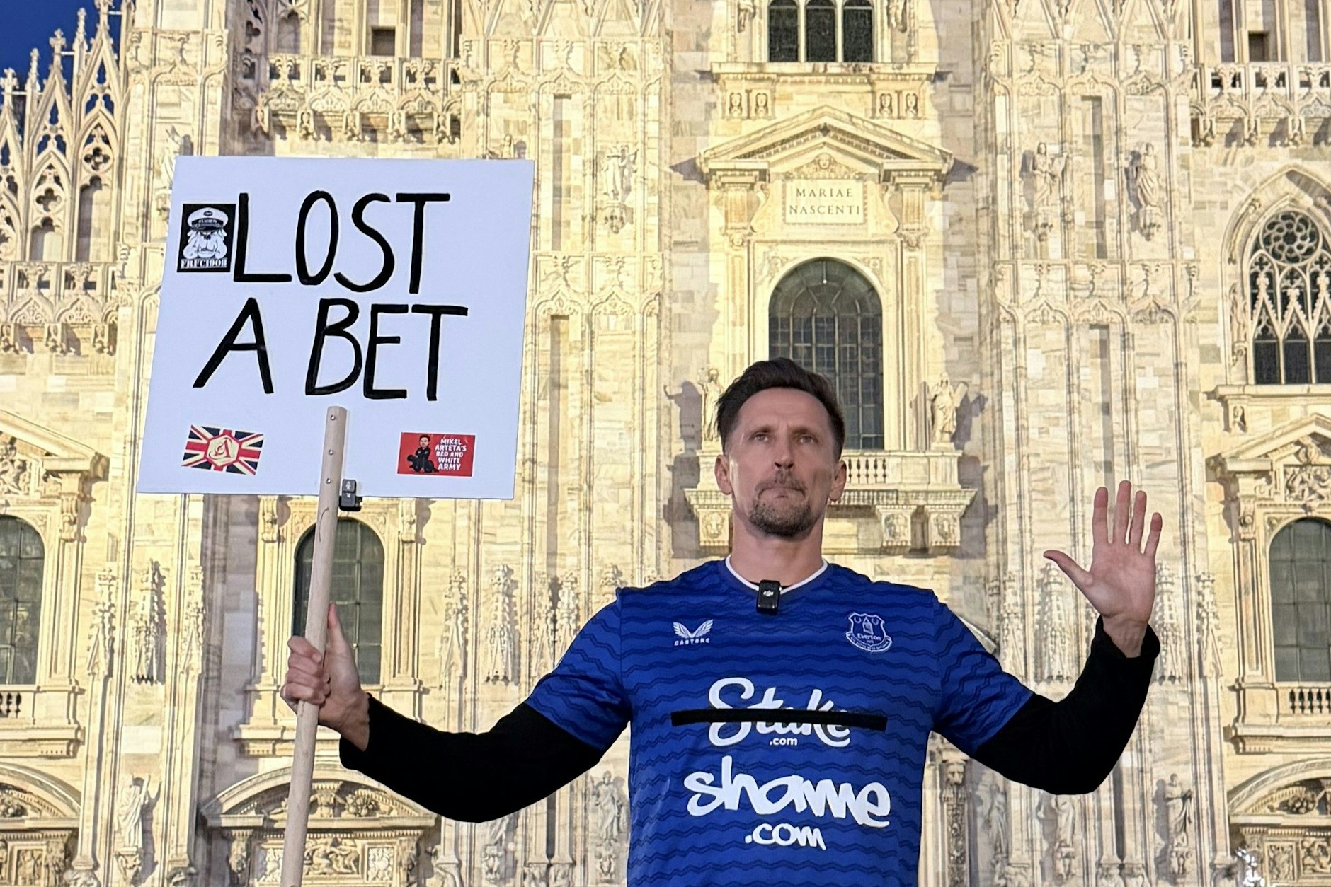 „Wette verloren“ – mit Schild und Besenstiel sagt Thomas Melchior Wettanbietern den Kampf an.