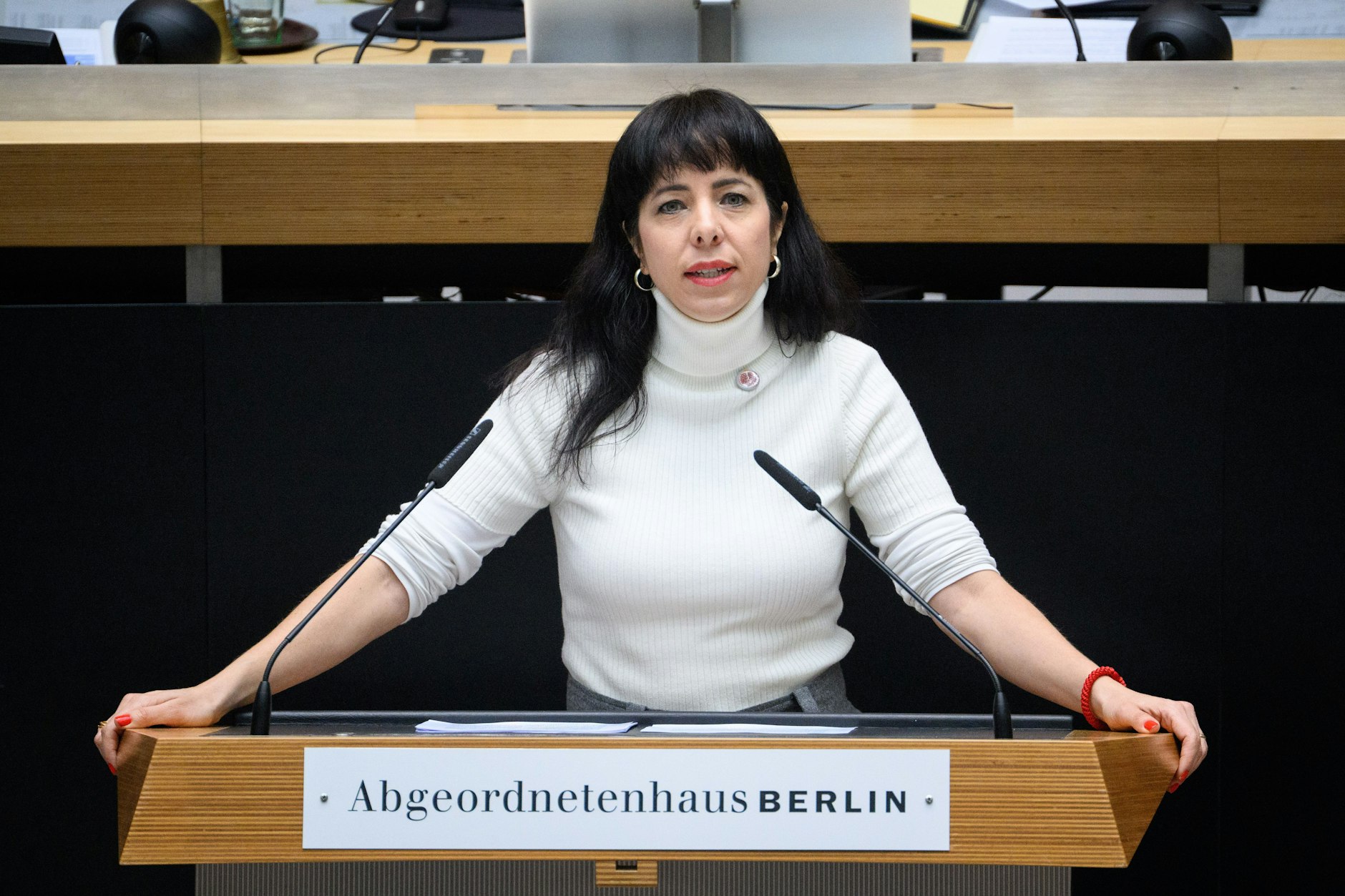 Elif Eralp (Die Linke) spricht bei der Plenarsitzung im Berliner Abgeordnetenhaus. Das Landesparlament beschäftigt sich in der heutigen Sitzung unter anderem ausführlich mit dem Anschlag auf das Berliner Stromnetz. 