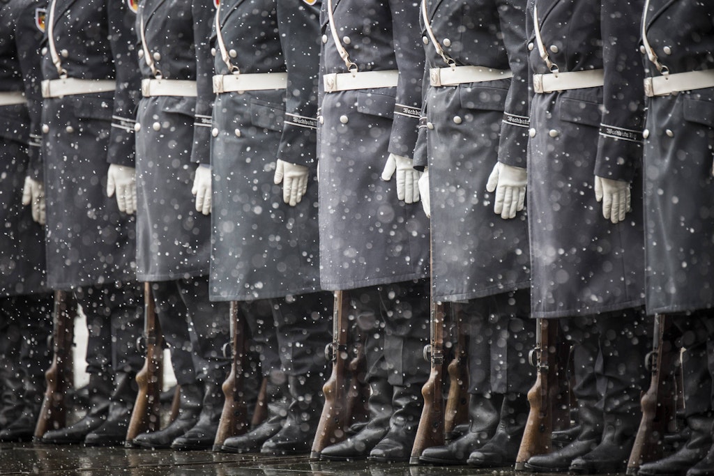 Affentheater in Grönland: Mit 13 Soldaten wollen die Deutschen vor Trump in die Knie gehen