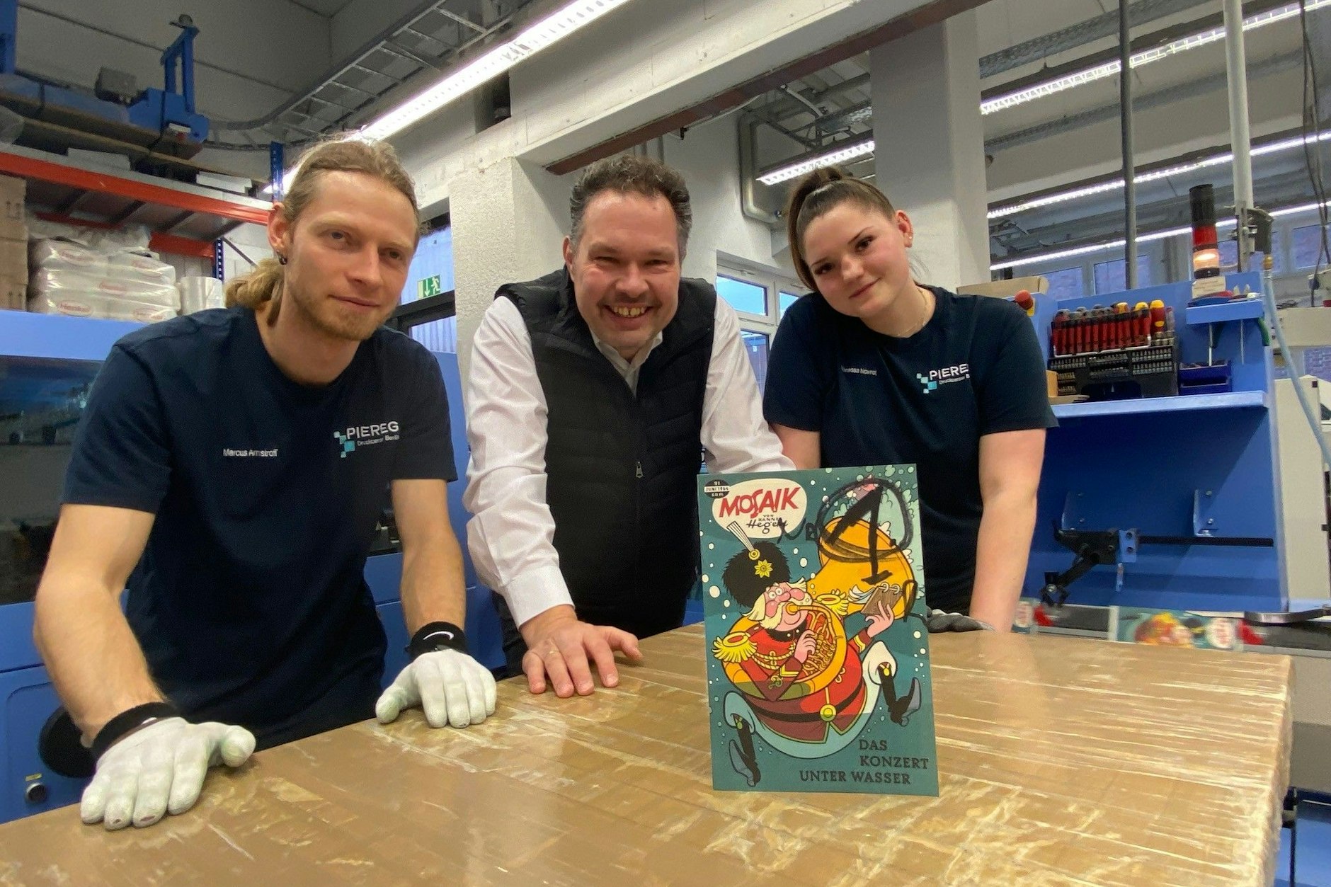 Buchbinder Markus Armstroff (37), Druckerei-Chef Sven Regen (51) und Azubi Vanessa Nowrat (18) vor dem ersten gedruckten Heft des letzten Digedags-Abenteuers.