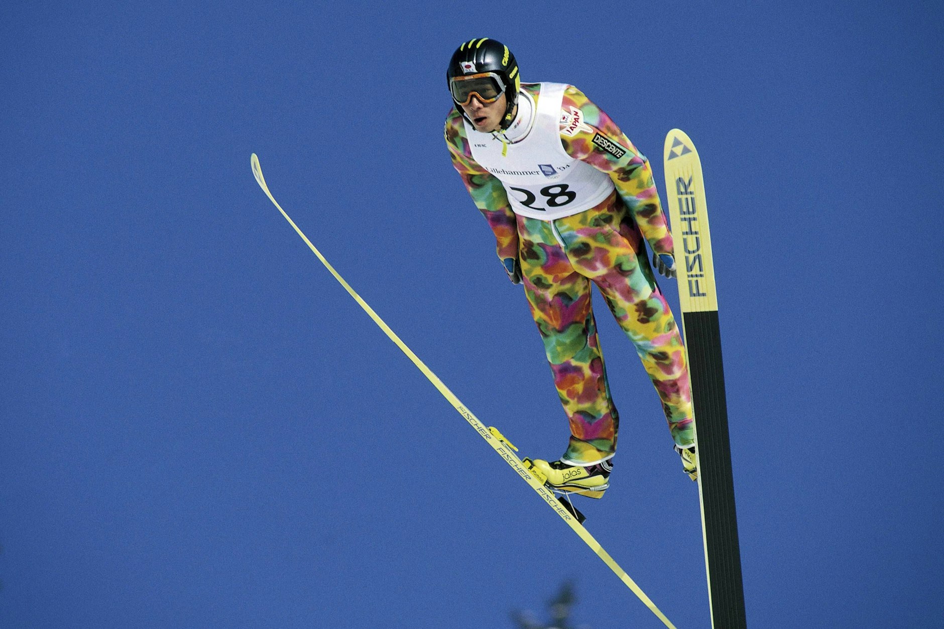 Der japanische Kombinierer Kenji Ogiwara trug 1994 in Lillehammer einen farbintensiven Wettkampfanzug.