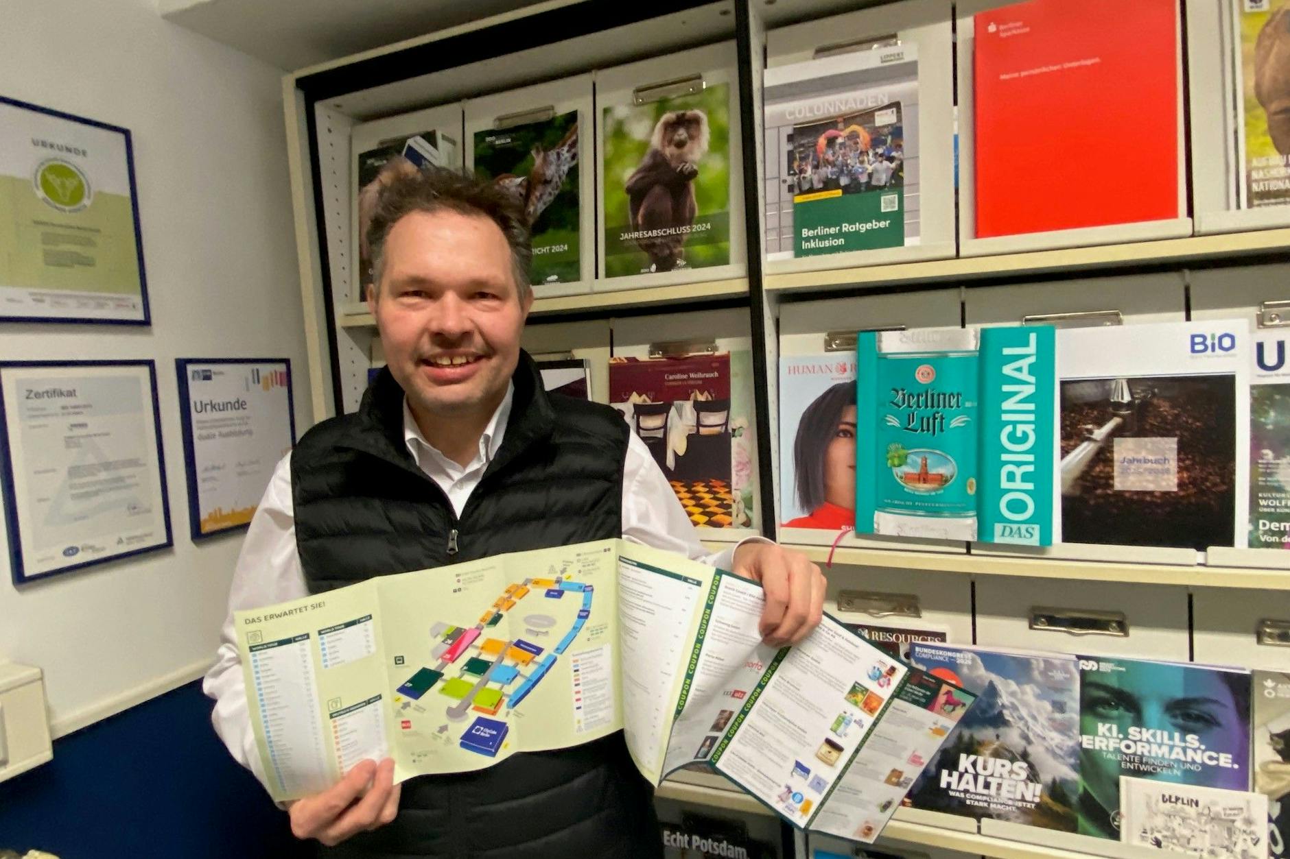 Druckerei-Chef Sven Regen mit dem Flyer zur Grünen Woche