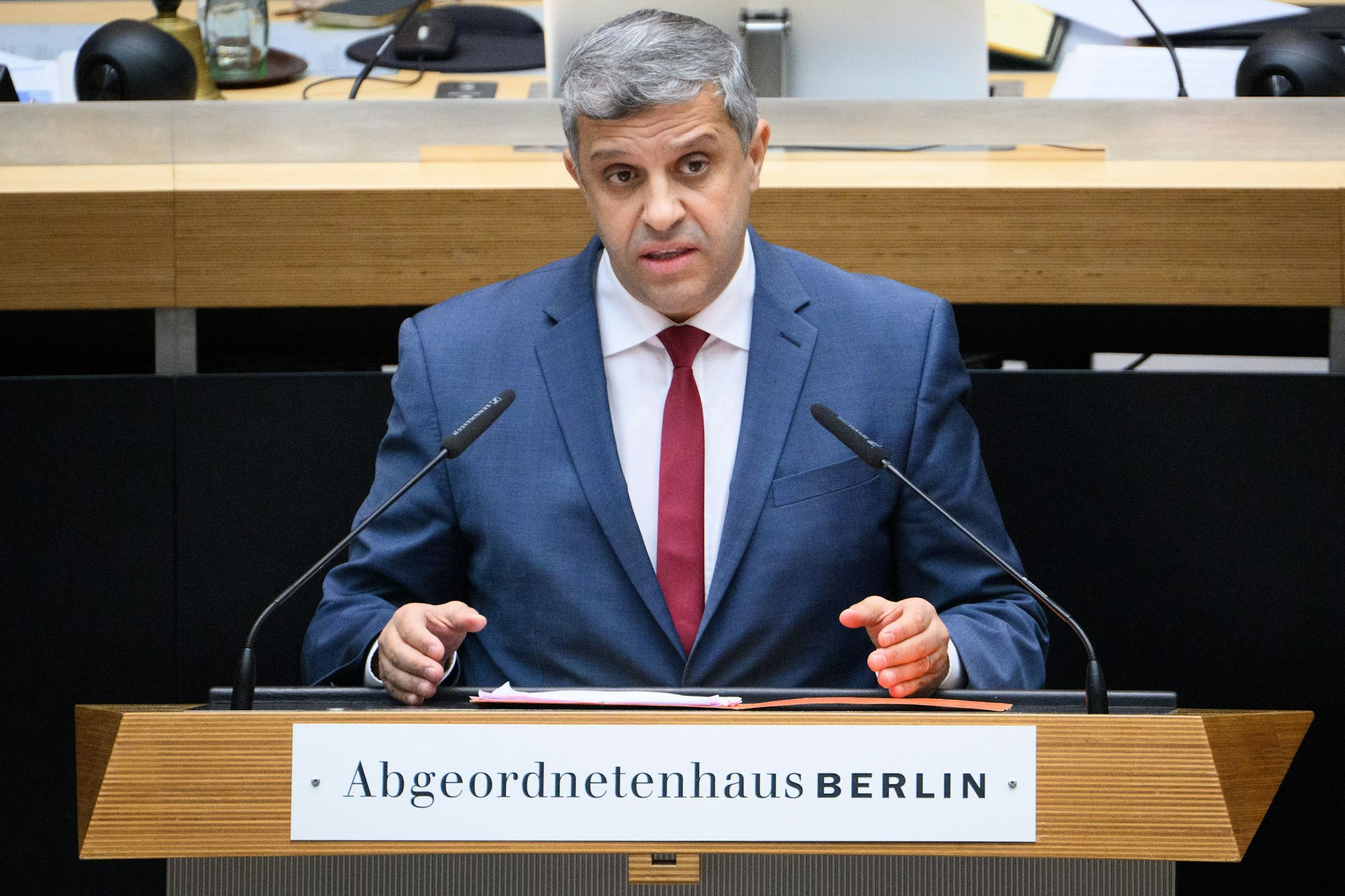 Raed Saleh, Fraktionsvorsitzender der SPD, spricht bei der Plenarsitzung im Berliner Abgeordnetenhaus.