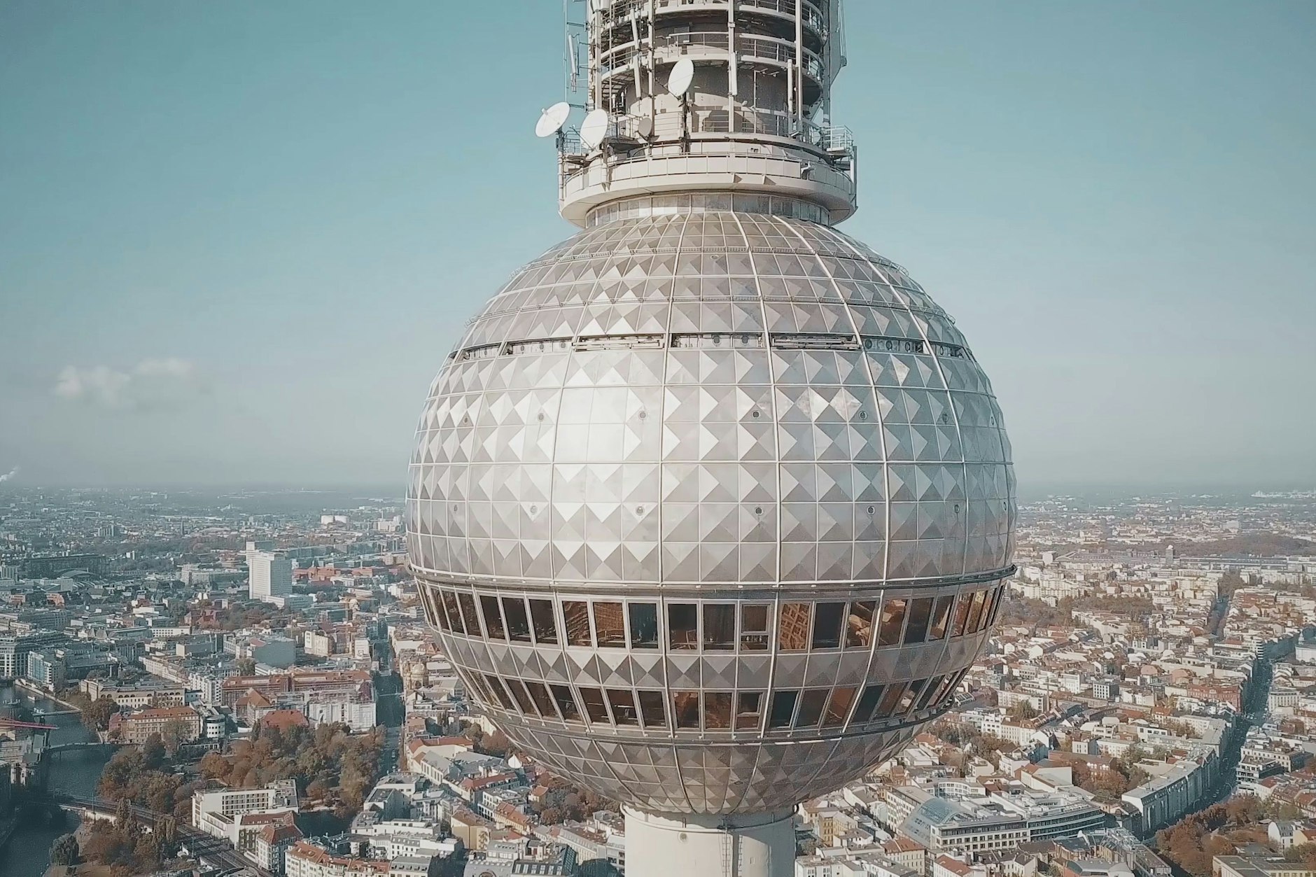 Wie kommt man vom Mond zum Berliner Fernsehturm? Bei Wikipedia reichen für den Weg nur wenige Klicks.