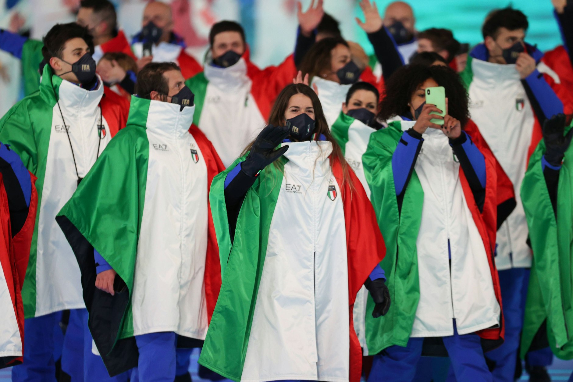 Beim Einzug in Peking trug das italienische Team einen ponchoähnlichen Überwurf in den Nationalfarben.