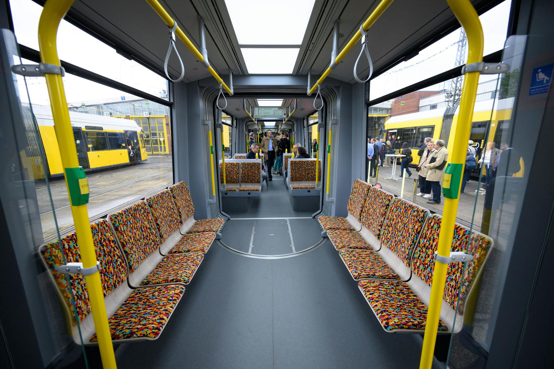 Neue Mega-Tram für Berlin: So sieht der Urbanliner, der ab Mitte Februar zum Einsatz kommen soll, von innen aus.